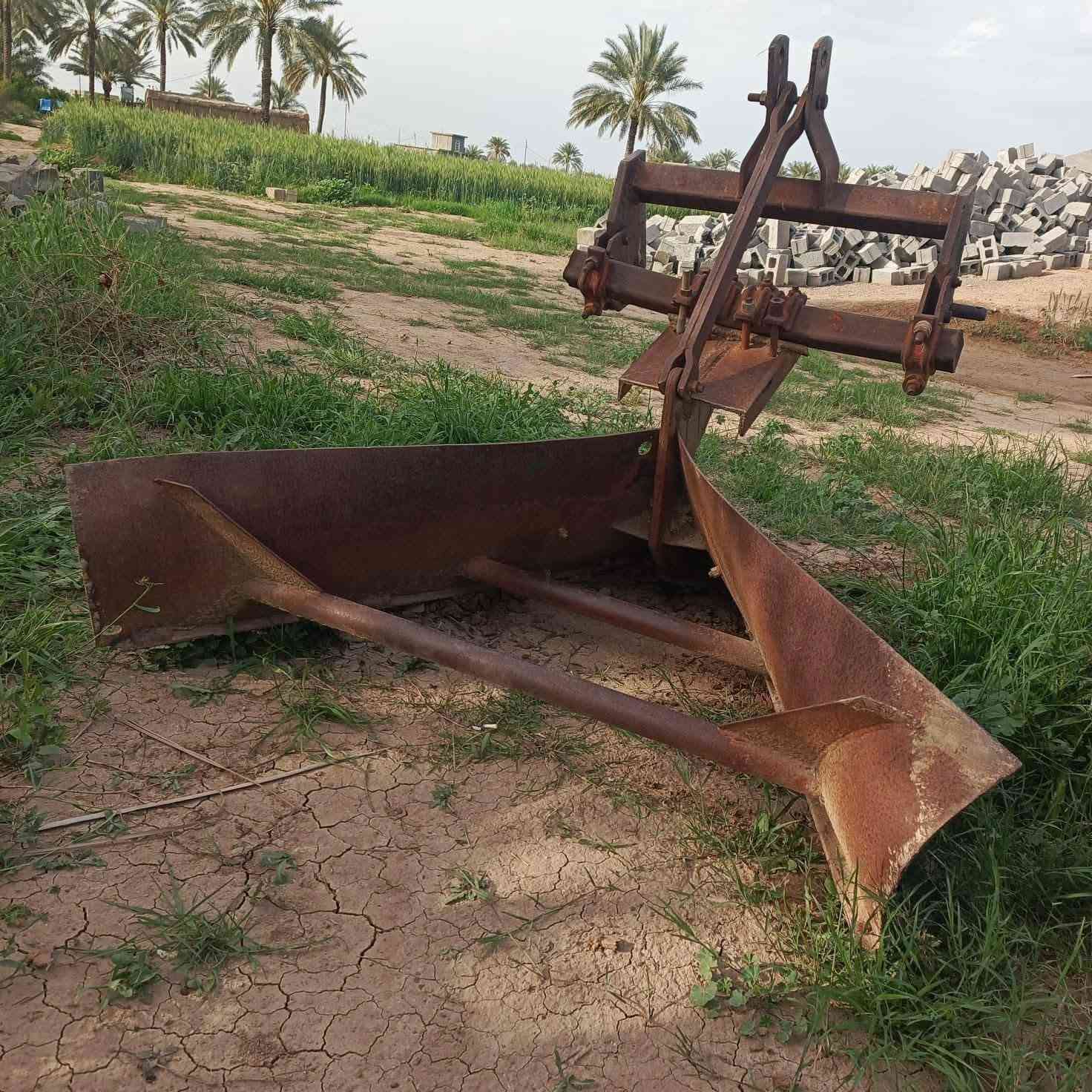 السلام عليكم مكينة عنتر للبيع موديل 85 مع عربانه سكندرية وباقي المعدات كاملة جاهزه مرقمه شرط التحويل مكاني التاجي قرب المعسكر  ***********
