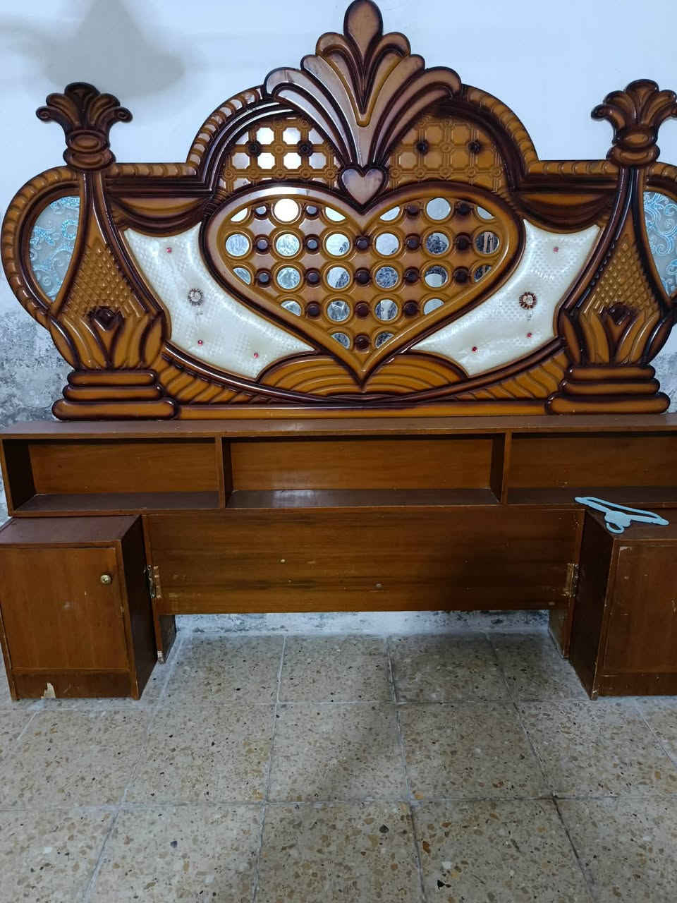 السلام عليكم غرفه عراقيه نظيفه للبيع بغداد مدينه الصدر سعر 450 وبيه مجال ***********

