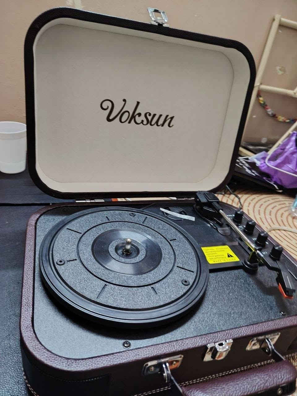 من رخصة الادمن 
السلام عليكم 
جهاز  گرامافون/مشغل أسطوانات VOKSUN بشكل حقيبة.
مميزات :
1.🎵 تشغيل أسطوانات الفينيل LP/EP/Single
2.🔊 سماعات مدمجة بالجهاز
3.🎧 مخرج سماعات 3.5mm.
4.🔌 يعمل بالكهرباء
5.💼 تصميم حقيبة محمولة وسهل النقل
6.تحكم بمستوى الصوت و تحكم بسرعات دوران الأسطوانة
7.مناسب للأسطوانات القديمة والحديثة
8.🧳 تصميم أنيق بطابع كلاسيكي و🔒 غطاء قابل للإغلاق لحماية الجهاز
⚖️ خفيف ومناسب للبيت أو الاستخدام كقطعة ديكور
واتساب ***********
جديد ويه كارتونه شرط 
السعر 75وبيه مجال 
يوجد توصيل لجميع محافظات العراق
