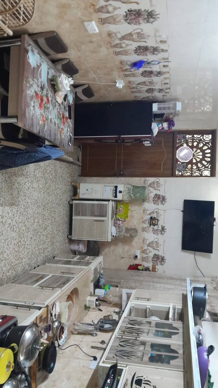 بيت للبيع مساحه ١٠٠ بالامين الثانيه السده جديده طابقين يحتوي طابق الاول على صحيات عدد ثنين واستقبال ومطبخ وغرفه ويحتوي طابق الثاني ع صحيات وغرفتين ومطبخ وبي سطحين للإستفسار اكثر  على رقم ***********
