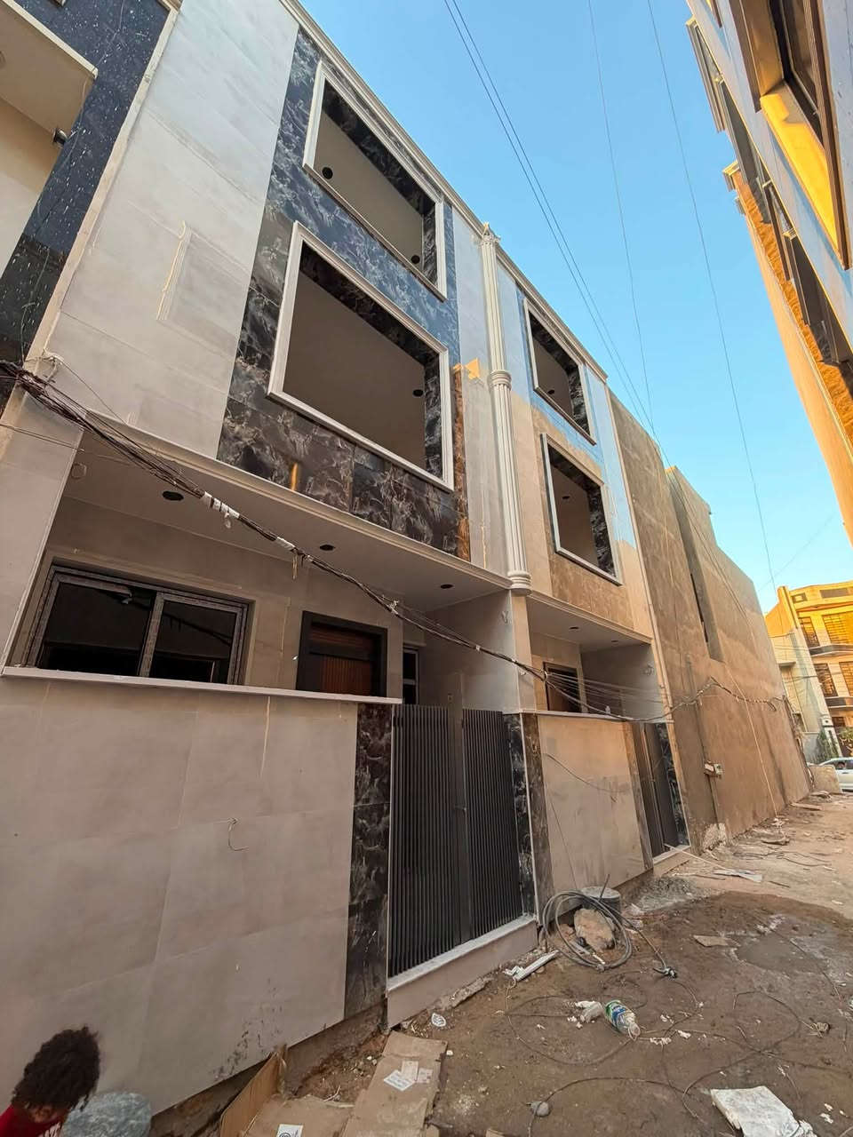 سلام وعليكم 

مشتملات عدد 2 في منطقة الوزيريه زيرو غير مكسونات
قريب من جميع الخدمات 
داخل قيصريه مرتبه مفروزات مع بيتين فقط 

واجه 5 وربع مدخلين استقبال مطبخ خدمات 
طابق الثاني غرفتين نوم وخدمات 
طابق الثالث غرفه سويت 

للستفسار اكثر ***********
