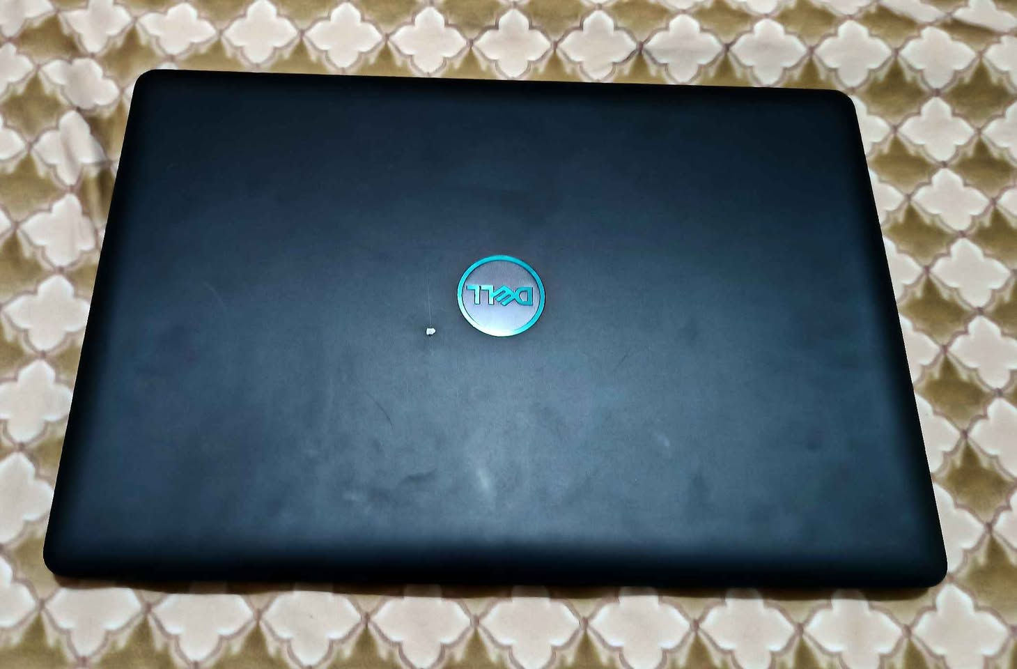 🔥 لابتوب قيمنق وتصميم Dell G3 3779 بشاشة عملاقة 17.3 وكارت 6GB! 🔥
إذا تدور على لابتوب أداء قوي وجاهز لأقوى الألعاب وبرامج الهندسة والمونتاج، بشاشة كبيرة وبطارية جديدة، هذا الجهاز خيارك المثالي!
🎮 تجربة الألعاب (مجرب وجاهز):
مجرب عليه أضخم وأقوى الألعاب وتشتغل بكل سلاسة وبدون تقطيع:
• رزنت ايفل 9 (Resident Evil) وجميع أجزاء سلسلة Resident Evil
• كول أوف ديوتي وارزون (Warzone)
• فورزا هورايزون  (Forza Horizon 5)
• قراند GTA V (النسخة المحسنة)
✨ المواصفات الفنية والملحقات:
• الموديل: Dell G3 3779
• المعالج: Intel® Core™ i5-8300H (أداء قوي بالضغط)
• الرام: 16GB DDR4 (سلاسة فائقة)
• كارت الشاشة منفصل: NVIDIA GeForce GTX 1060 بسعة 6GB (أداء ممتاز يتفوق على كروت 4GB مثل GTX 1650)
• كارت الشاشة مدمج: Intel UHD Graphics 630
• الهارد: SSD 256GB (سرعة فائقة بالنظام والإقلاع)
• الشاشة: بحجم عملاق 17.3 بوصة Full HD بدقة عالية (60Hz) - ممتازة جداً للألعاب والأفلام والمونتاج
• الكيبورد: عربي / إنكليزي مع إضاءة باللون الأزرق المميز 🔵
• التبريد: نظام مروحتين (دبل فان)
• البطارية: جديدة تماماً 💯
• الشواحن والملحقات: يأتي مع الشاحنة الأصلية Dell قدرة 180 واط
📌 ملاحظة: الرصعة الموضحة بالصورة هي فقط بالنايلون/التغليف الخارجي وليست في الشاشة نفسها نهائياً.
💰 السعر: 580 ألف دينار عراقي (وبي مجال بسيط جداً)
📍 الموقع: ذي قار - قضاء الشطرة
📞 للتواصل واتساب او على الخاص: *********** الشطره, ذي قار
