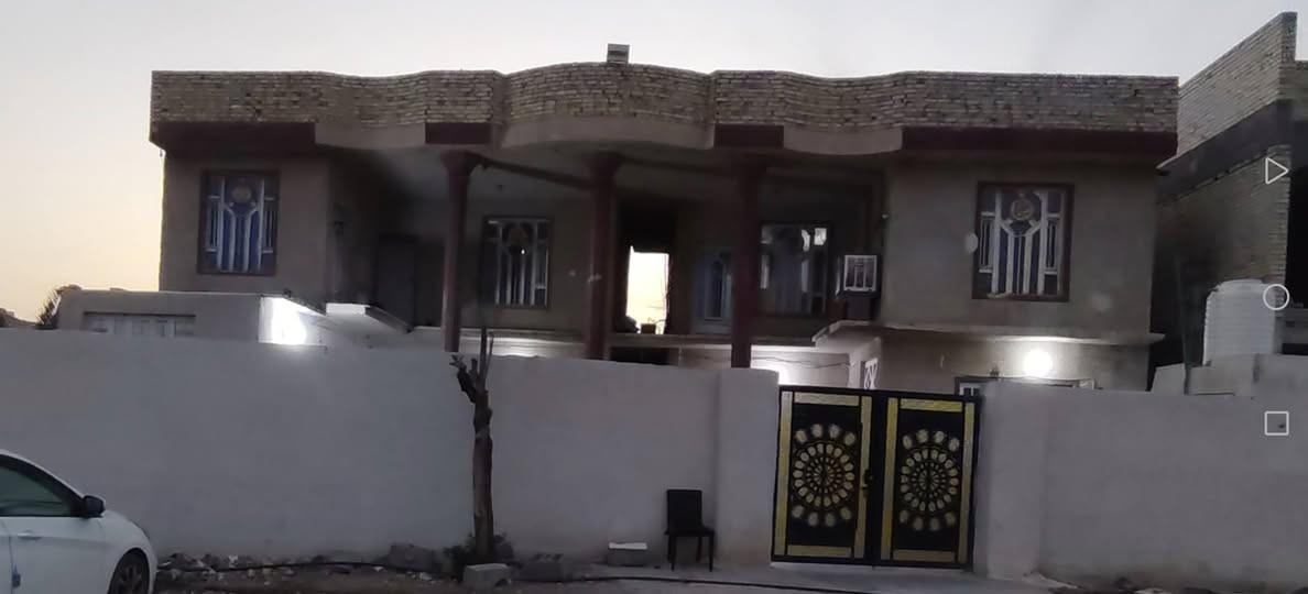 السلام عليكم بيت للبيع كوت الجديده العامري المساحه 500البناء بيت +مشتملات عدد2البيت طابقين واحد المشتملات طابقين البيت ركن على شارعين وجه البيت 25نزال40 للاستفسار اكثر الاتصال على الرقم ***********
