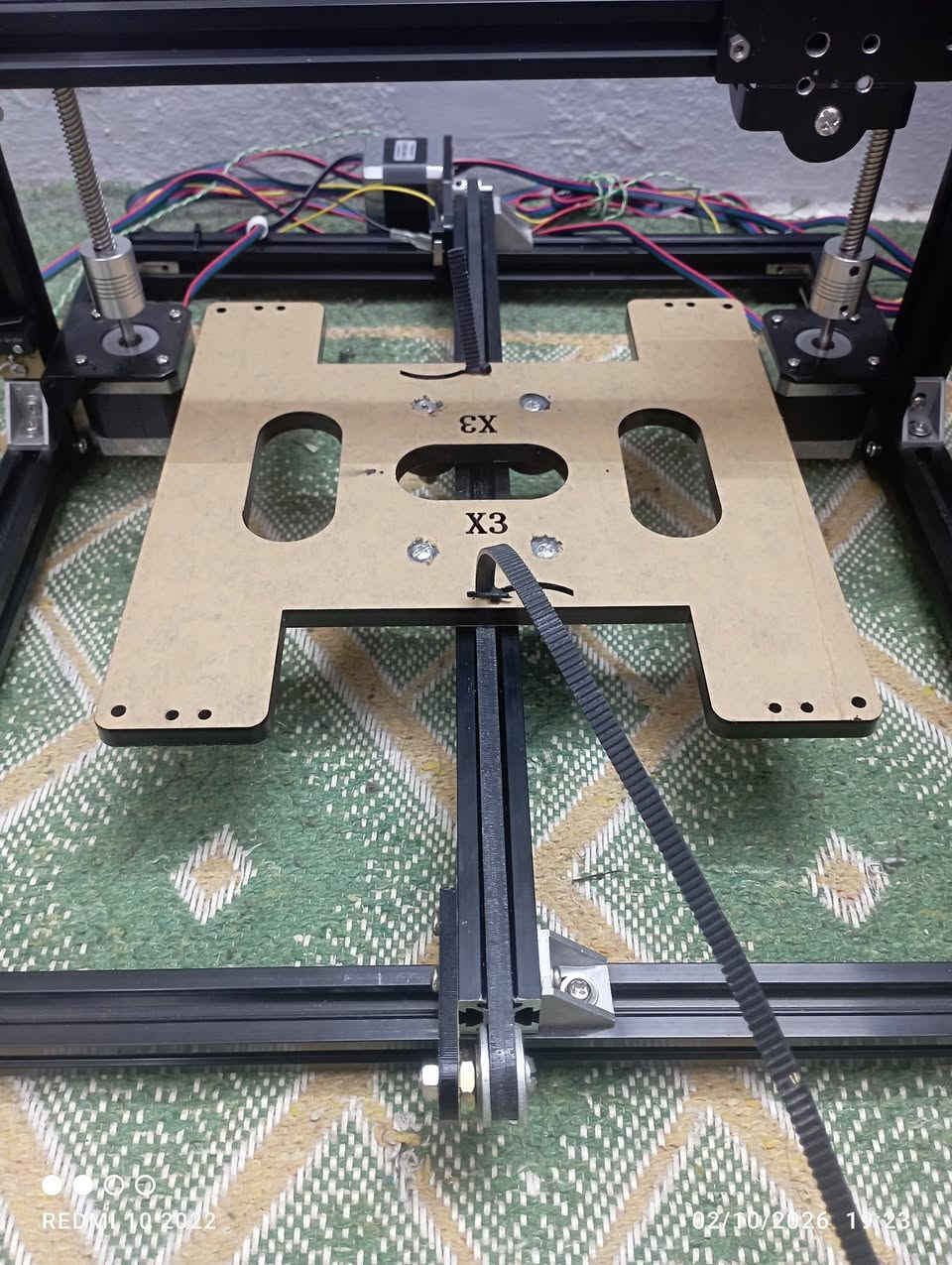 للبيع: هيكل CNC / طابعة 3D مجمع ومكتمل الميكانيك بالكامل 🔥
لكل أصحاب المشاريع وهواة الـ CNC والطابعات ثلاثية الأبعاد، هيكل متين ومضبوط ميكانيكياً، جاهز فوراً للتوصيل والتشغيل بدون دوخة التجميع!  

📐 القياسات والأبعاد:

حجم الهيكل الخارجي: 42 سم (طول) × 37 سم (عرض) × 45 سم (ارتفاع).

مساحة العمل (حركة المحاور تقريباً):

⬛ محور X: 30 سم

⬛ محور Y: 30 سم

⬛ محور Z: 30 سم

⚙️ المواصفات والمكونات الميكانيكية:

🔹 البروفايل: ألومنيوم أسود متين قياس 20×20 مم مع كافة قواعد وتوصيلات التثبيت.  

🔹 المحركات (Steppers): عدد (4) محركات أصلية من ماركة TRONXY موديل (SL42STH40-1684A-16 / NEMA 17) عالية الدقة والعزم.  

🔹 محور Z: حركة مزدوجة باستخدام براغي/أعمدة مسننة (Lead Screws) مخصصة لضمان أقصى درجات الدقة والنزول والصعود المتزن بدون أي اهتزاز.  

🔹 الحساسات: Limit Switches مثبتة على كافة المحاور (Endstops).  

🔹 التسليك: شبكة أسلاك كاملة وممدودة ومجهزة لكل المحركات والحساسات (فقط اربط بالبوردة).  

✨ ملاحظة: البيع للهيكل الميكانيكي والمحركات والأسلاك الموضحة بالصور فقط.  

💵 السعر: 100 ألف دينار عراقي (قابل للتفاوض للجادين)

📍 المكان: النجف الأشرف

📞 للتواصل والاستفسار:  ***********

نص مكتوب في الصور:
- REDMI 10 2022 02/10/2026 19:23
- REDMI 10 2022 02/10/2026, 19:23