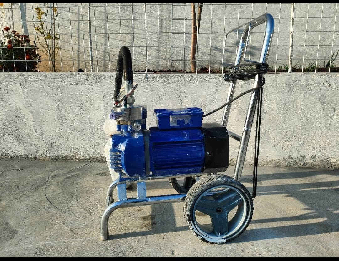 کۆمپرێسەری بۆیاغ بۆ فرۆشتن
زۆر کەم ئیشی کردوەو وەکو تازە وایە

هەموو جۆرە بۆیاغێک ئیش پێ دەکات و عاتڵ بون و ڕاوەستانی نیە

ماشەڵڵا زۆر بەقوەتەو ئیشی زۆر خێرایە

دە مەتر سۆندەی شەریکەی لەگەڵە

ناونیشان / حاجیاوا

***********

***********ڤایبەر . واتس ئاپ
