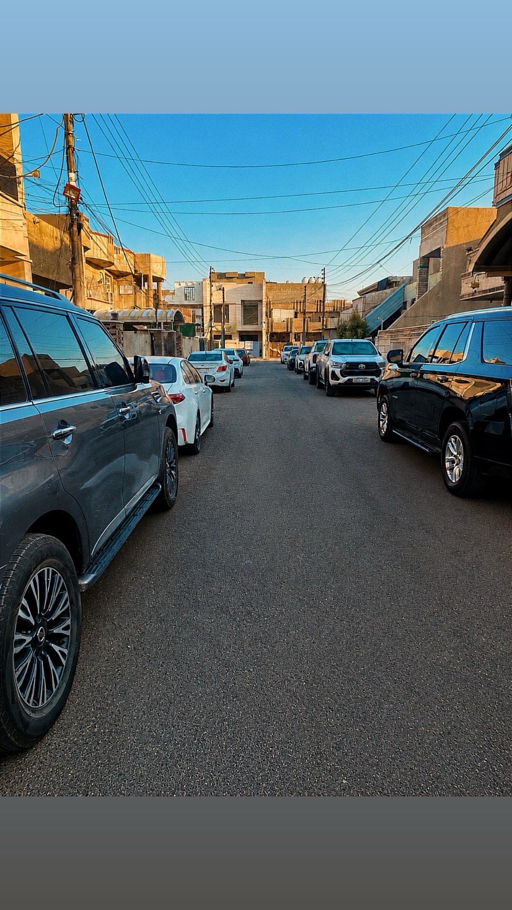 للبيع بيت حديث البناء سنة 2022 في منطقة السيدية / مربع الضباط، موقع مميز وقريب من محطة كهرباء السيدية والشارع التجاري.

🔹 المساحة: 100 متر مربع
🔹 الواجهة: 5 متر
🔹 يتكون من طابقين منفصلين بدرج خارجي، مناسب لعائلتين أو لعائلة كبيرة.

الطابق الأرضي:
صالة صغيرة، باب دخول وحد، وباب ثانٍ، وممر يؤدي إلى مطبخ مفتوح على غرفة الجلوس، بالإضافة إلى حمام وغرفة نوم ومنور.

الطابق الثاني:
باب دخول مستقل، صالة، مطبخ مفتوح على غرفة الجلوس، حمام وغرفة نوم، مع باب يؤدي إلى السطح.

✨ البيت مشطب بشكل جيد، أرضيات مرمر للطابقين، شبابيك ألمنيوم، والبناء حديث ونظيف.

📍 الموقع: السيدية – مربع الضباط، قريب من محطة كهرباء السيدية وقريب من الشارع التجاري.

💰 السعر المطلوب: 495 مليون دينار عراقي وقابل للتفاوض للجادين.

📞 للاستفسار يرجى التواصل 
***********