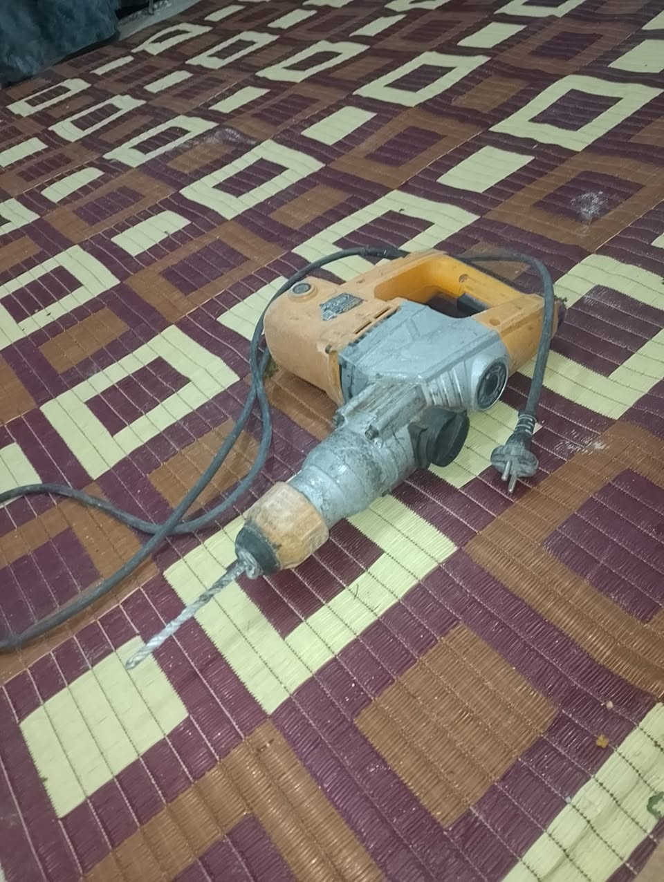 للبيع دريل همر سعر50 وبي مجال كوسره جبيره سعره ٥٠ وبيها مجال كسوره صغيره سعر 25 وبيها مجال ماطور  ضغ سعر 50 وبي مجال دريل صغير 25 وبي مجال تواصل +964 780 734 7089وتساب
