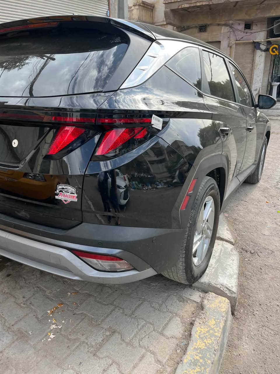 • النوع: Hyundai Tucson
• سنة الصنع: 2025
• الفئة: SE
• نوع الهيكل: SUV / كروس أوفر، 5 أبواب
• المحرك: بنزين 4 سلندر
• سعة المحرك: 2.5 لتر
• القوة: 187 حصان
• العزم: 178 lb-ft تقريباً (حوالي 241 نيوتن.م)
• ناقل الحركة: أوتوماتيك 8 سرعات
• نظام الدفع: أمامي FWD (2WD)
• عدد المقاعد: 5
• مقاس الإطارات: 235/65 R17
• مقاس الجنوط: 17 إنش، 7.0J
• ضغط الإطارات حسب الملصق: 35 PSI أمامي وخلفي
• الوزن الإجمالي المسموح GVWR: 4,717 رطل ≈ 2,140 كغم•
• لون المصنع (Paint Code): TCM
• تاريخ التصنيع الظاهر: 01/2025
• بلد التصنيع: المكسيك
• رقم الـVIN: 3KMJA3DE4SE020770
•وارد أمريكي دخول جديد قبل ايام
•الوحات (بغداد)
• شاشا متصلة 
•سياره اخت زيرو ماشيه قليل
•ضرر خلفي جنطه + خشم جاملغ اليمين امامي فقط لا غير شرط سونار ( مصلحه وكامله)
•صور الضرر في امريكا مرفقة في المنشور

عنوان بغداد الحرية 
التواصل *********** واتساب 
المعرفه السعر ارسل رقم (1)
