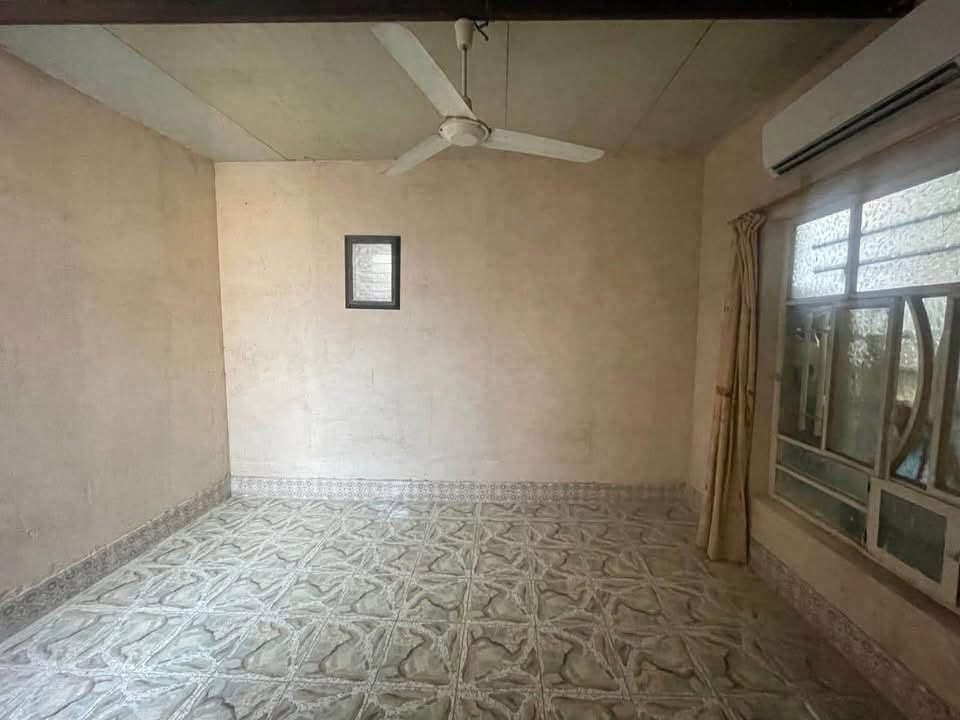 بيت للبيع (سند 25) حي ذويب الاول (***********)
المساحة 240 متر، البناء طابوك، الأساس كونكريت مسلح حديد أوكراني 
البيت غرفتين (4x4) و(4x5)
مناور اثنين مع ترك 
هول مساحة (4.5x10)
مطبخ (4.5x6)
استقبال (4x7)
الأرضية بالصور واضحه 
صحيات داخلية وصحيات خارجية
السكف سندويج
تاسيس كهرباء كامل 
تاسيس مجاري كامل 
تاسيس ماء كامل 

السعر خاص (راسلوني واتساب او ماسنجر ما ارد على التعليقات)

للاستفسار واتساب او خاص (***********)
الحي تبليط وبي كل الخدمات مي وكهرباء وطني وسحب
