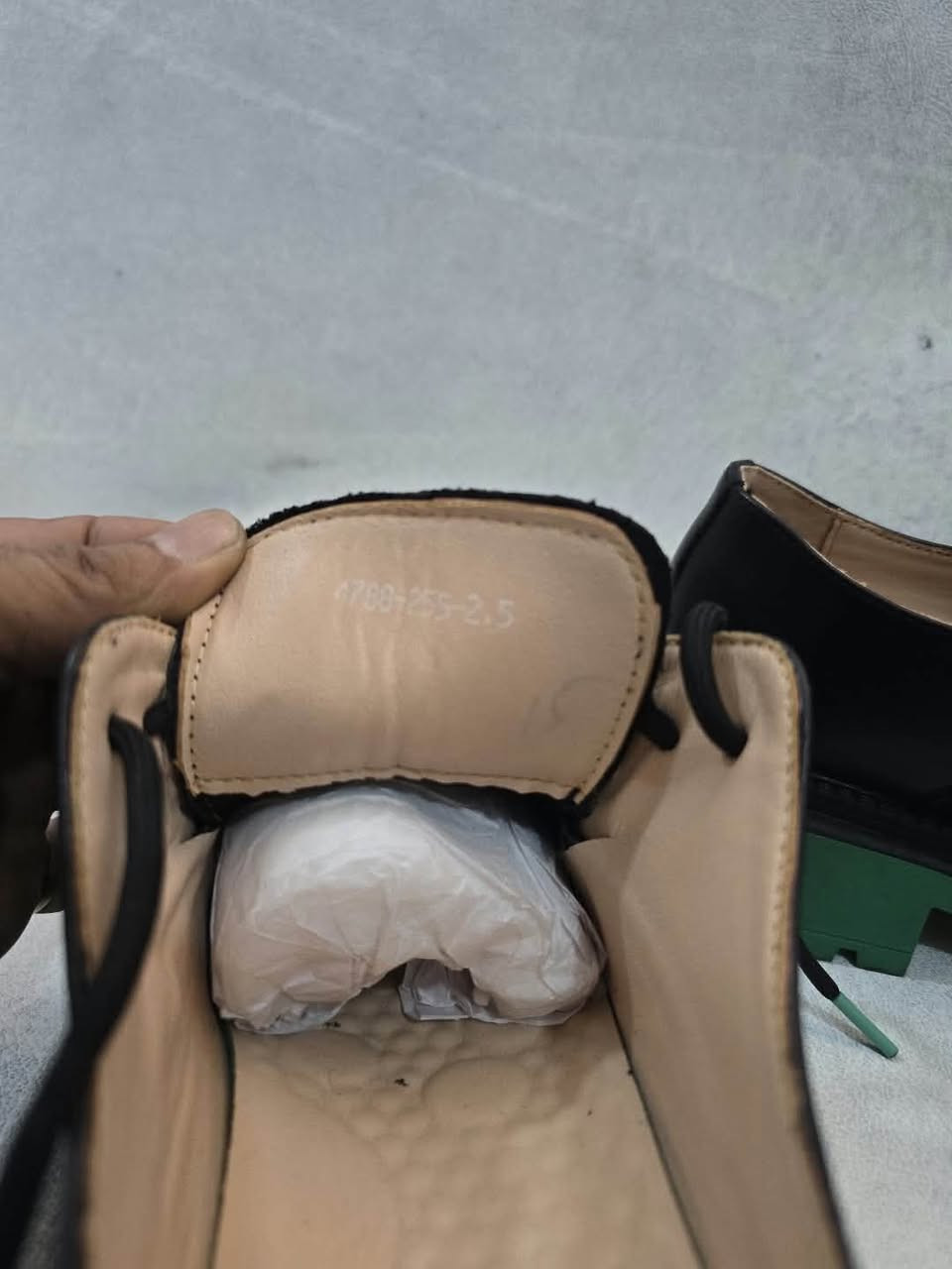 حذاء ديربي كاجوال عصري للرجال (Derby Shoes)
يتميز بتصميم جريء ومستوحى من أزياء الشارع الكورية واليابانية الحديثة
القياس 42-41 
السعر 25 
للحجز خاص او عبر الواتس اب ***********

