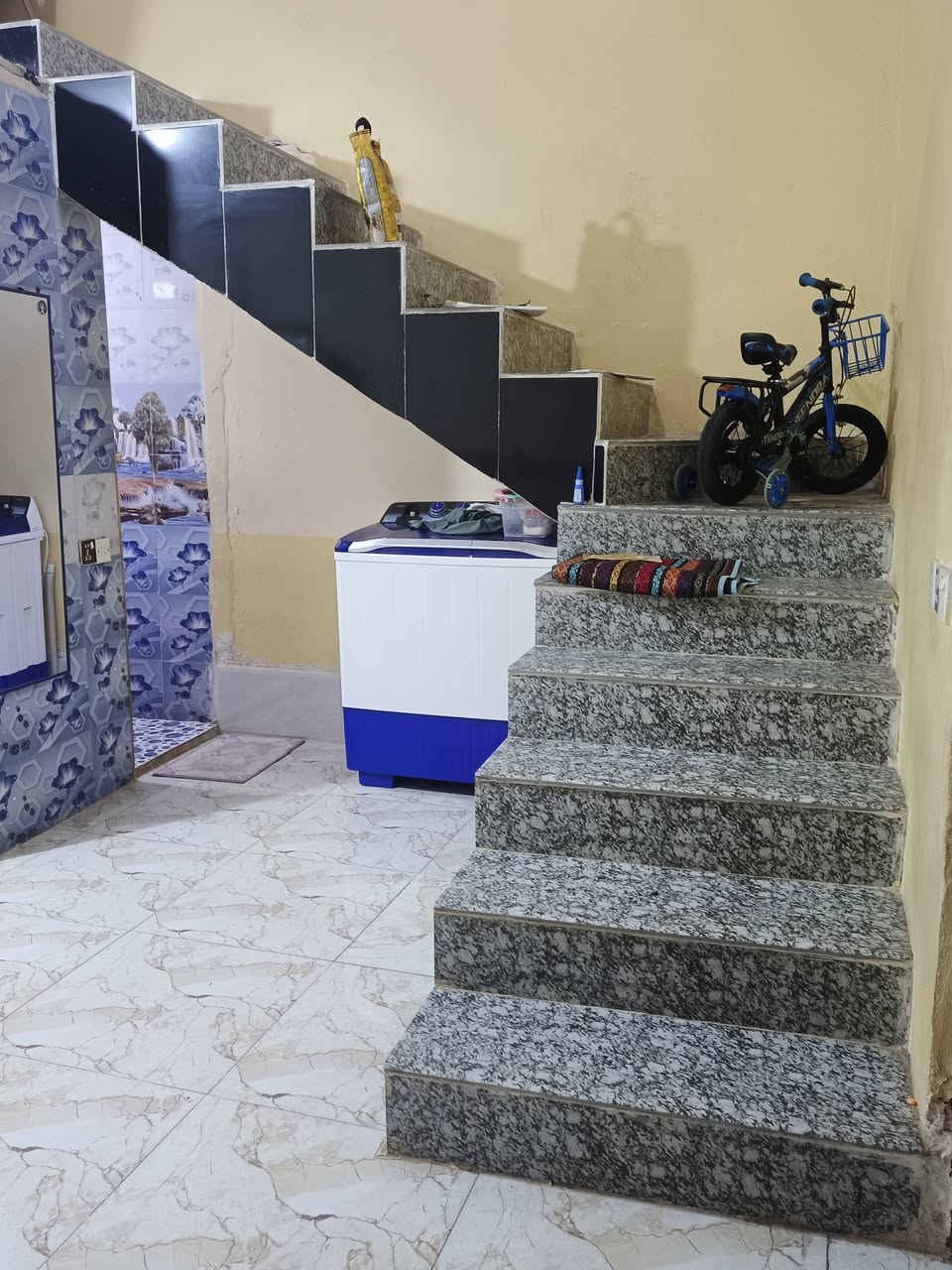 دار للبيع مساحه ١٠٠ متر طابو زراعي ٢٥ عنوان المفرك قرية الحاج ناصر قرب ملعب مجيد البيت يتكون استقبال مطبخ حمام داخل البيت صاله غرفت نوم منور + غرفت طابق ثاني بدون صقف بيت كامل كله سيراميك الواجها ٥ نزال ٢٠ تصال على رقم *********** سعر ٦٠ بي مجال بيت نضيف مرتب
