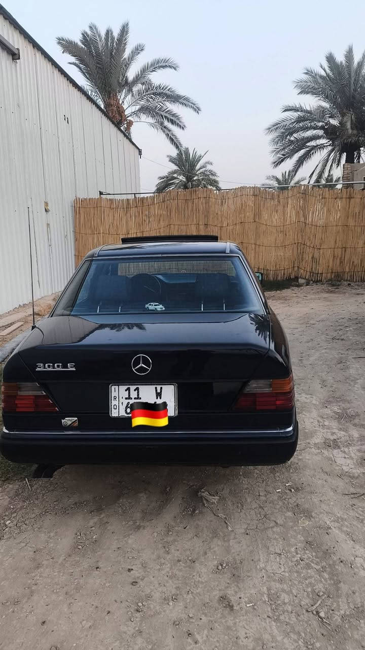 السلام عـليكم
مرسيدس دب للبيع موديل 91

المواصفات 

محرك بلادي 

كير محرك مكفول 

قواعد دبل سليمات

تبريد ثلج🥶

فتحه سقفيه 

كراسي كهرباء شغال 

السياره مصبوغه جماليه لون نيلي 💙

مكاني بغداد

 الاتصال.. ***********

***********
