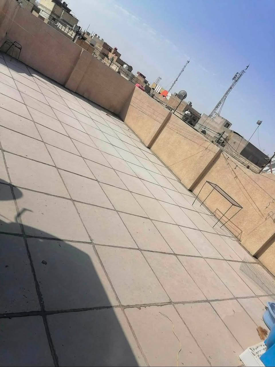 🏡 دار للبيع – بغداد / الحرية الثانية:
📍 الموقع: الحرية الثانية – محلة 426
(شارع أبو فراس – أبو الفلافل)

📐 المساحة: 150 متر
🏗️ البناء: مسلح نظيف (سنة 2008)
📏 الواجهة: 10 متر – النزال 15

✨ تفاصيل الدار:
• 4 غرف نوم
• صالة كبيرة
• مطبخ
• طرمة كبيرة
• 3 صحيات
• منور
• مخزن
• سطح كامل بمساحة البيت

📞 للاستفسار:***********

🔑 دار مرتب وجاهز للسكن، موقع ممتاز وخدمي
