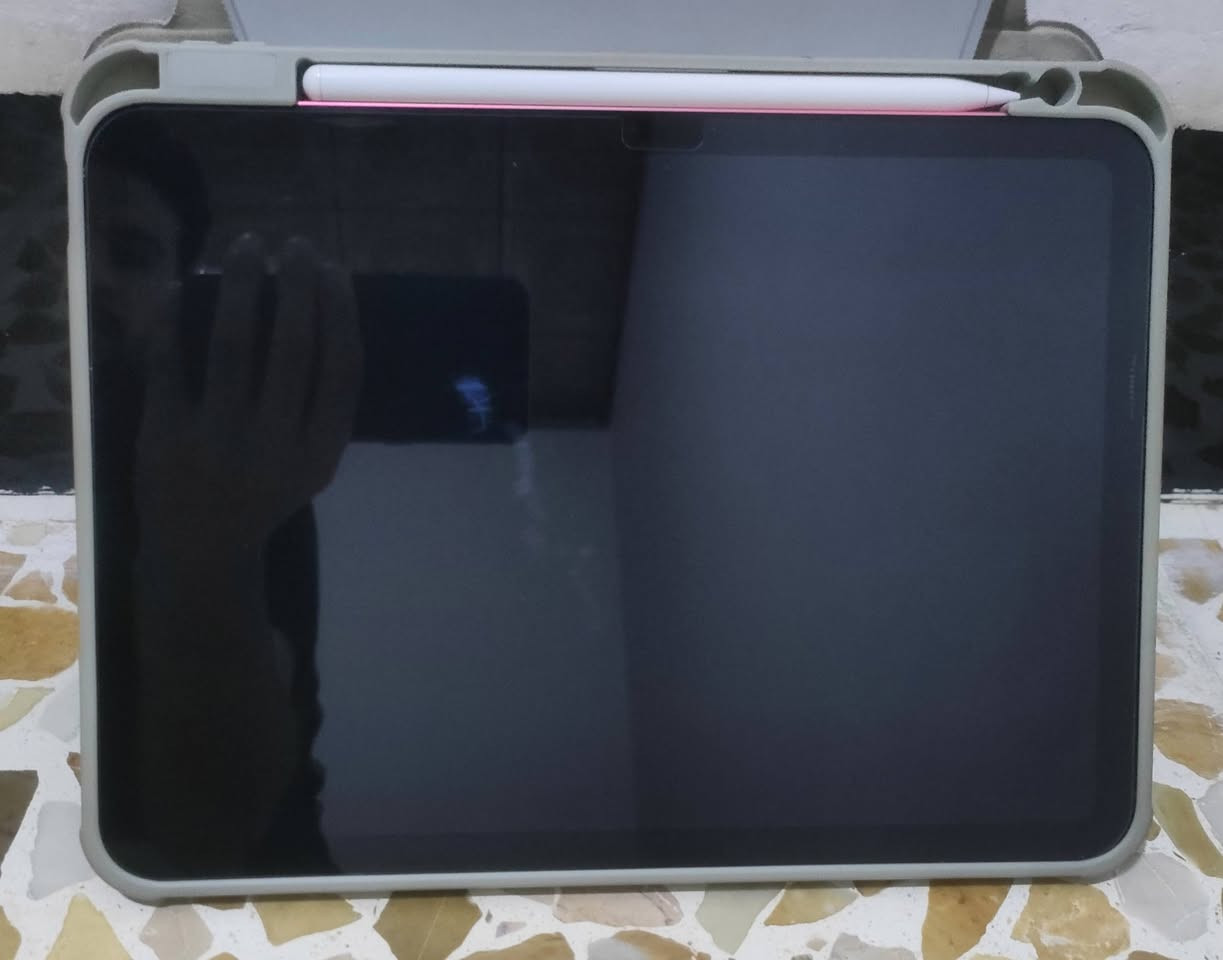 للبيع: iPad 10 (بحالة الشركة - نظيف جداً) 📱✨
​جهاز آيباد الجيل العاشر مستخدم بشكـل بسيط جداً ومحافظ عليه تماماً.
​تفاصيل الجهاز والملحقات:
​حالة الجهاز: نظيف جداً بحالة الشركة.
​الاستخدام: اقتصر على الدراسة واستخدام بسيط جداً.
حالة ​البطارية: 94% (تكفي يوم كامل أو أكثر، وحسب الاستخدام قد تطول ليومين).
الذاكرة: 64GB
​الملحقات الأساسية: الكرتون مع الشاحن الأصلي.
​الملحقات الإضافية (مجاناً مع الجهاز):
​قلم نوعية ممتازة يدعم ميزة راحة اليد (Palms Rejection) مع رؤوس (نبلات) إضافية وكرتونه الأصلي.
​حافظة  دفترية ممتازة لحماية الجهاز.
​شاشة حماية (لزقة) مركبة على الجهاز.
​السعر: 370 ألف دينار (وبيه مجال بسيط لليشتري).
المكان: الموصل.
للتواصل والتفاصيل: ***********
