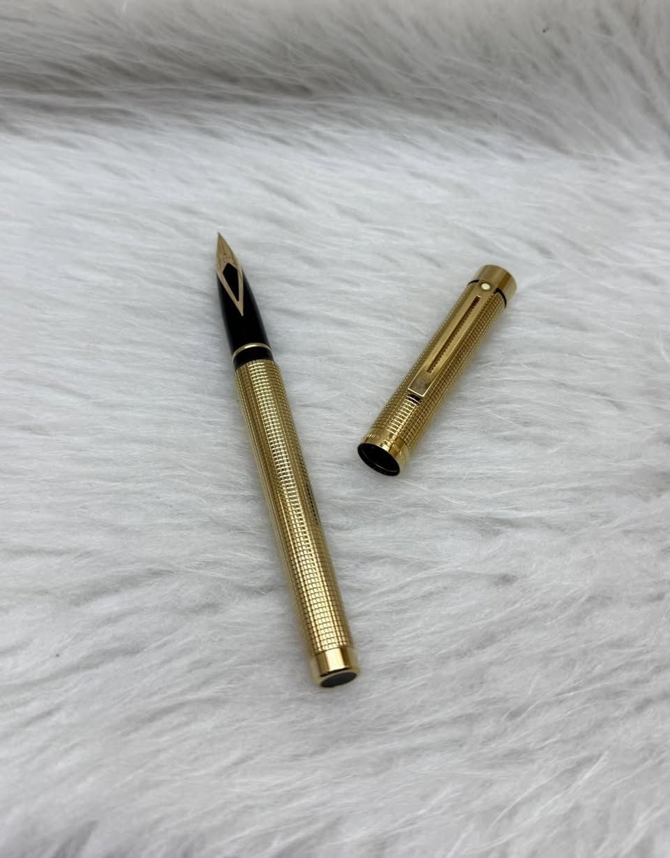 SHEAFFER(TARGA)
قلم شيفر تاركة
حبر
امريكي المنشأ اصلي 
طلاء ذهب 
ريشة(سلاية) ذهب خالص عيار 14k
نقشة مميزة 
حجم الخط F
انتاج سنة الثمانينات 
جديد غير مستخدم 
مع العلبة و الكرنتي
للاستفسار المراسله على الواتساب او الاتصال بالرقم  *********** 
يوجد خدمة توصيل داخل بغداد و محافظات
