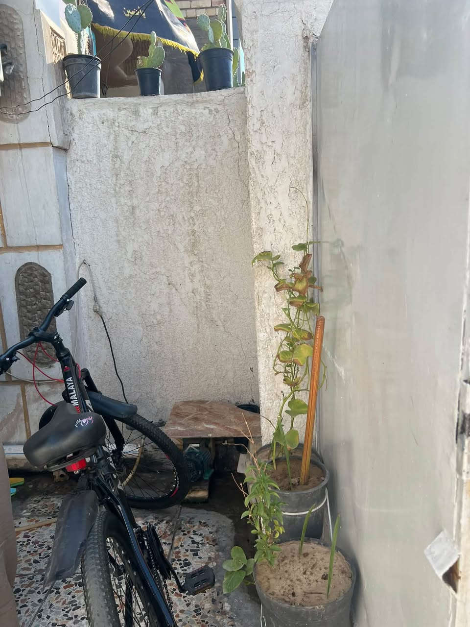الشعب حي التجار . قرب مدرسة الوطن العربي   مساحة ٧٥ متر طابقين غرف نوم عدد 2. صحيات عدد 2 سطحين. بناء 2014 على ادينا نظيف اي رطوبه مابيه.   معروض ب 190 وبيه مجال بسيط. 
للاستفسار واتساب.  ***********

نص مكتوب في الصور:
- بيت للبيع بغداد - الشعب - حي التجار بيت نظيف وجاهز للسكن في موقع ممتاز وقريب من جميع الخدمات مواصفات البيت المساحة : 75 متر الطوابق : طابقين غرف النوم : غرفتين الصحيات : 2 الصالات : صالة واستقبال المطبخ : مطبخ مفتوح تركي اللطرمة : طرمة صغيرة عمر البناء : 2015 البيت مع كامل الأثاث أيضاً للبيع السعر المطلوب 225 مليون دينار وبه مجال للطيبين فرصة مميزة للاستفسار والمعاينة يرجى التواصل على الرقم *********** سند ملكية رسمي جاهز للسكن
