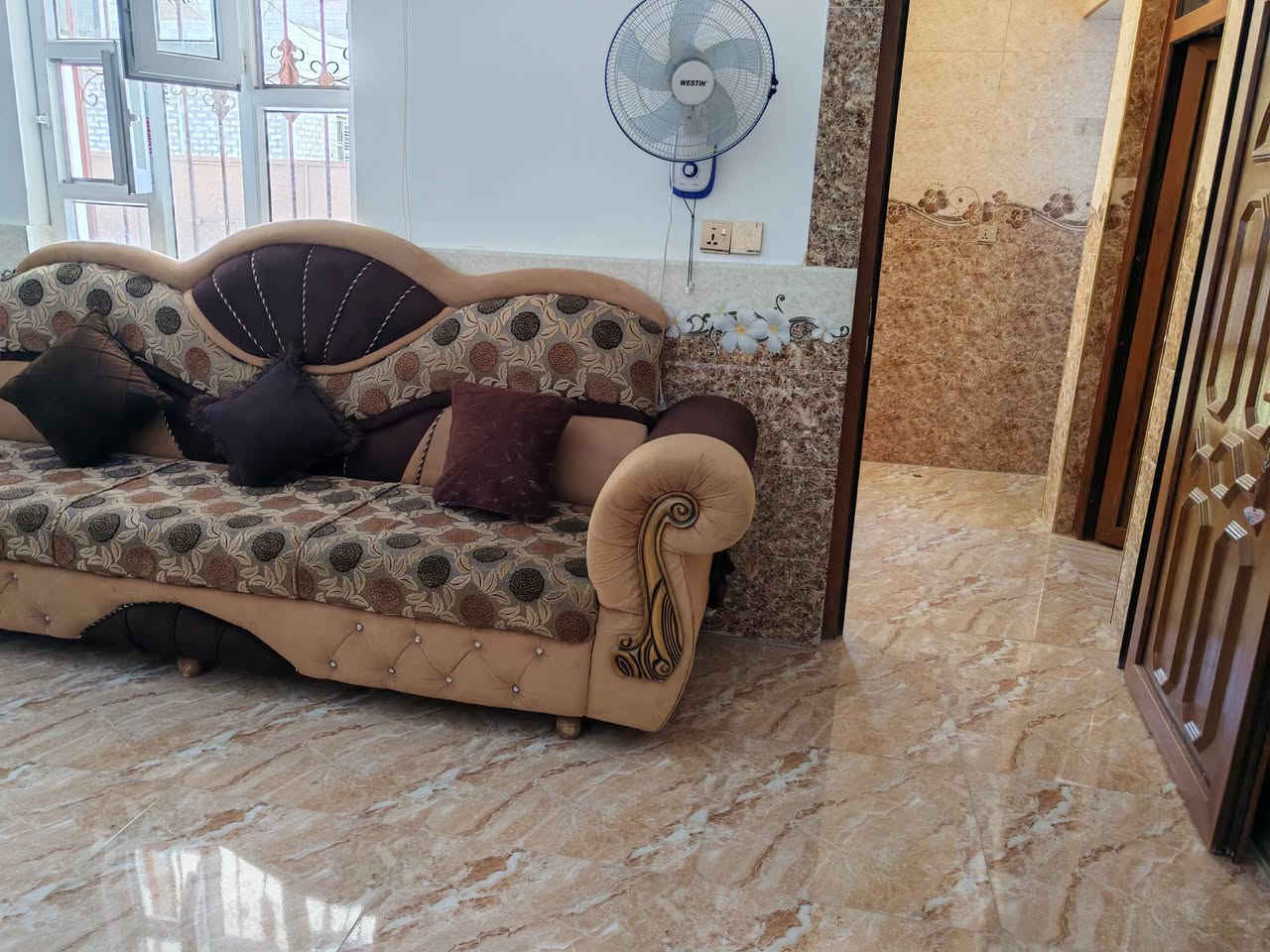 ديوان للبيع زاويتين 12 متر
***********
