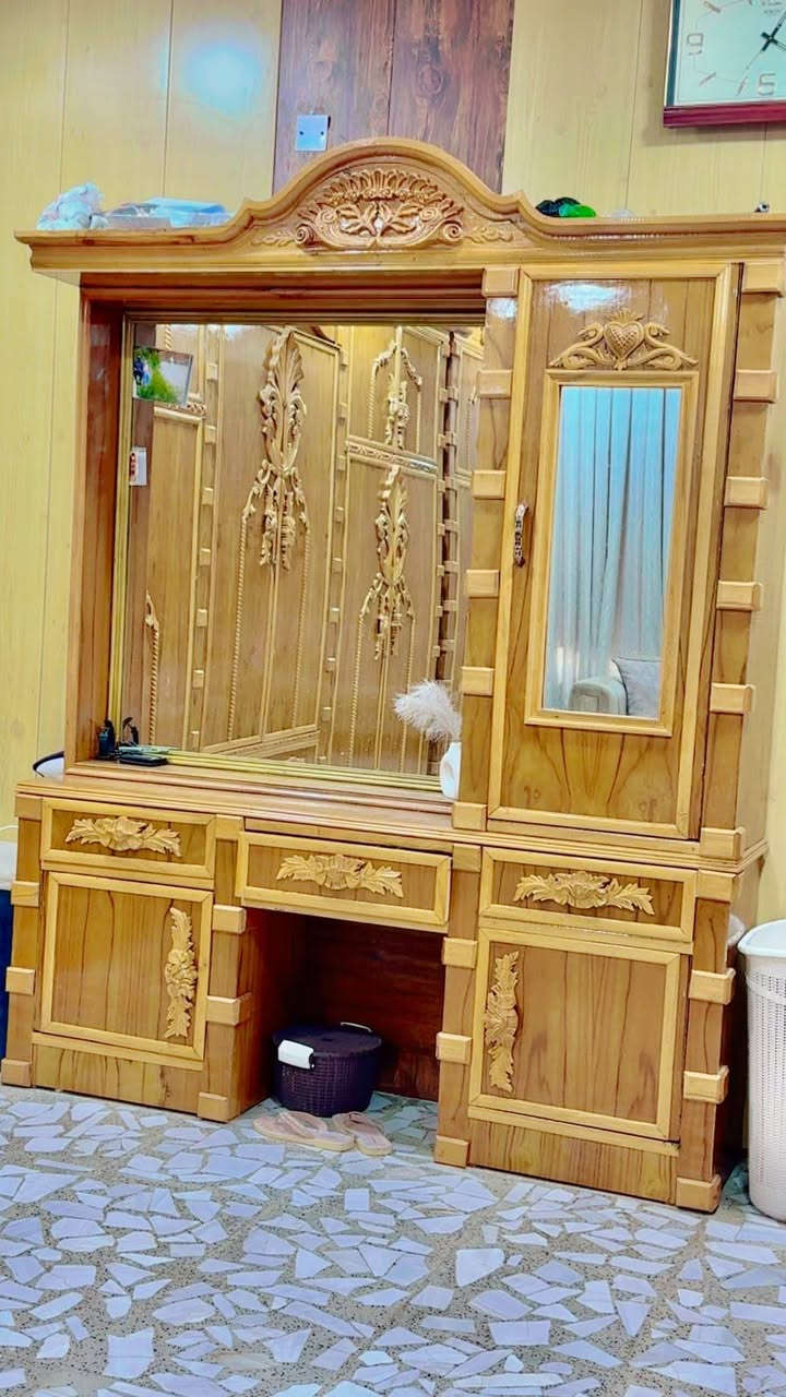 غرفة نوم • موديل المسرح • نقش بالأبواب
