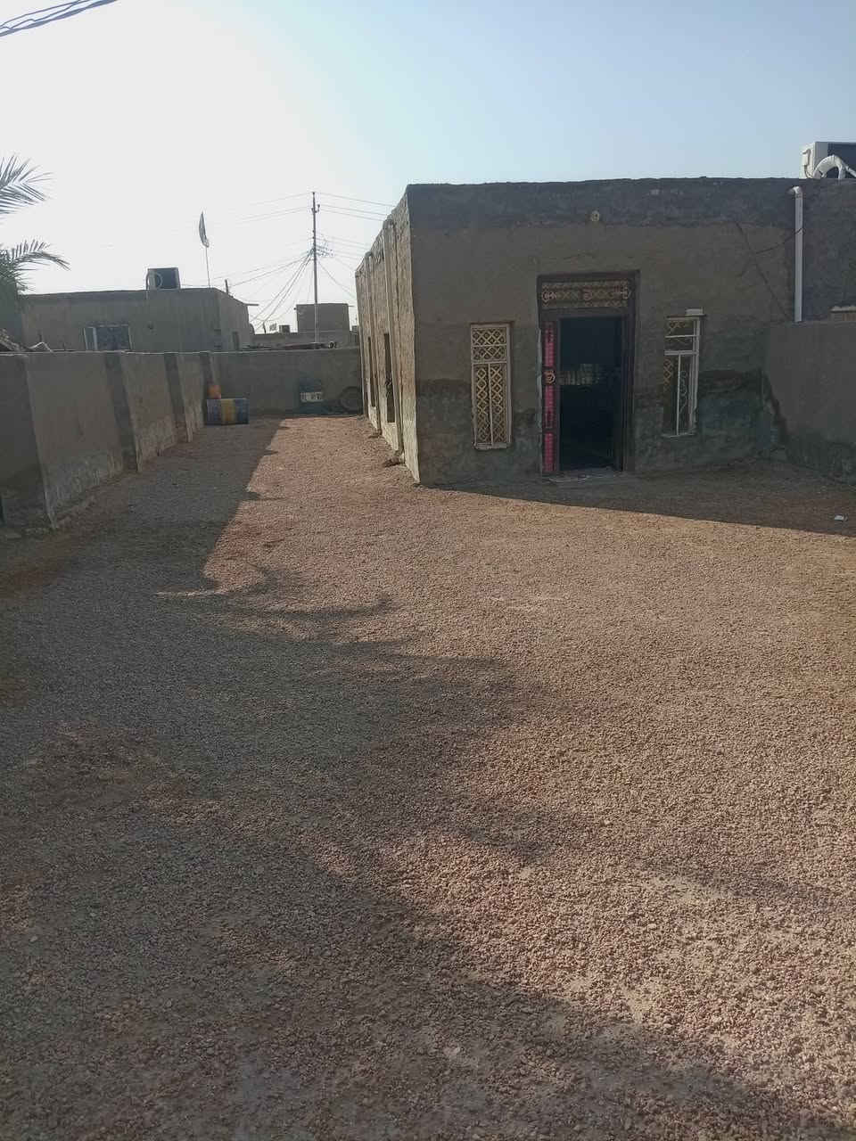 بيت البيع يتكون من ٣قرف ومطبخ وصاله وبراني بيت جاهز المساحه ٧٠٠ متر المكان ال بحجر سعر خاص  ***********
