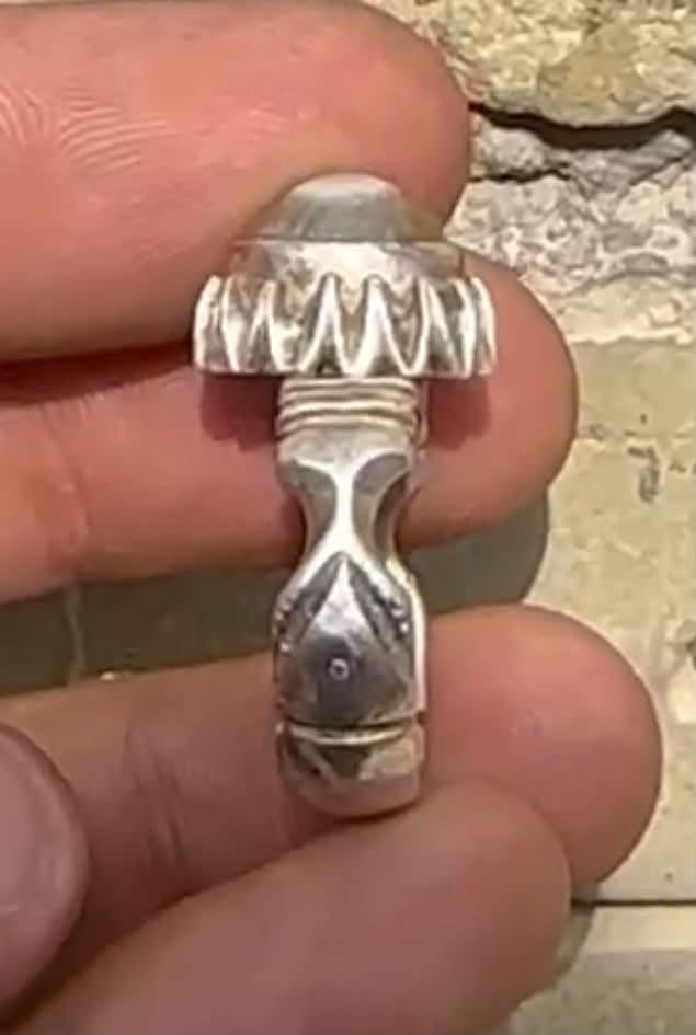 السلام عليكم
سليماني اصفر عين صريحه يسر الناضرين ✨

صياغه يدويه ثقيله جدا ✅

قديم حيل صياغه وحجر ✅

القطعه نوادر تحفه موجود توصيل ***********

