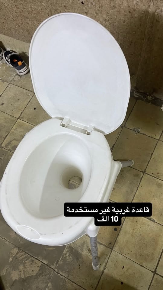 قرب ساحة عدن
***********

نص مكتوب في الصور:
- درج 3 امتار 30 الف
- زاوية غرفة نوم ام الكومدي 15 الف
- بوفية طابقين
- 10 الف
- قاعدة غربية غير مستخدمة 10 الف