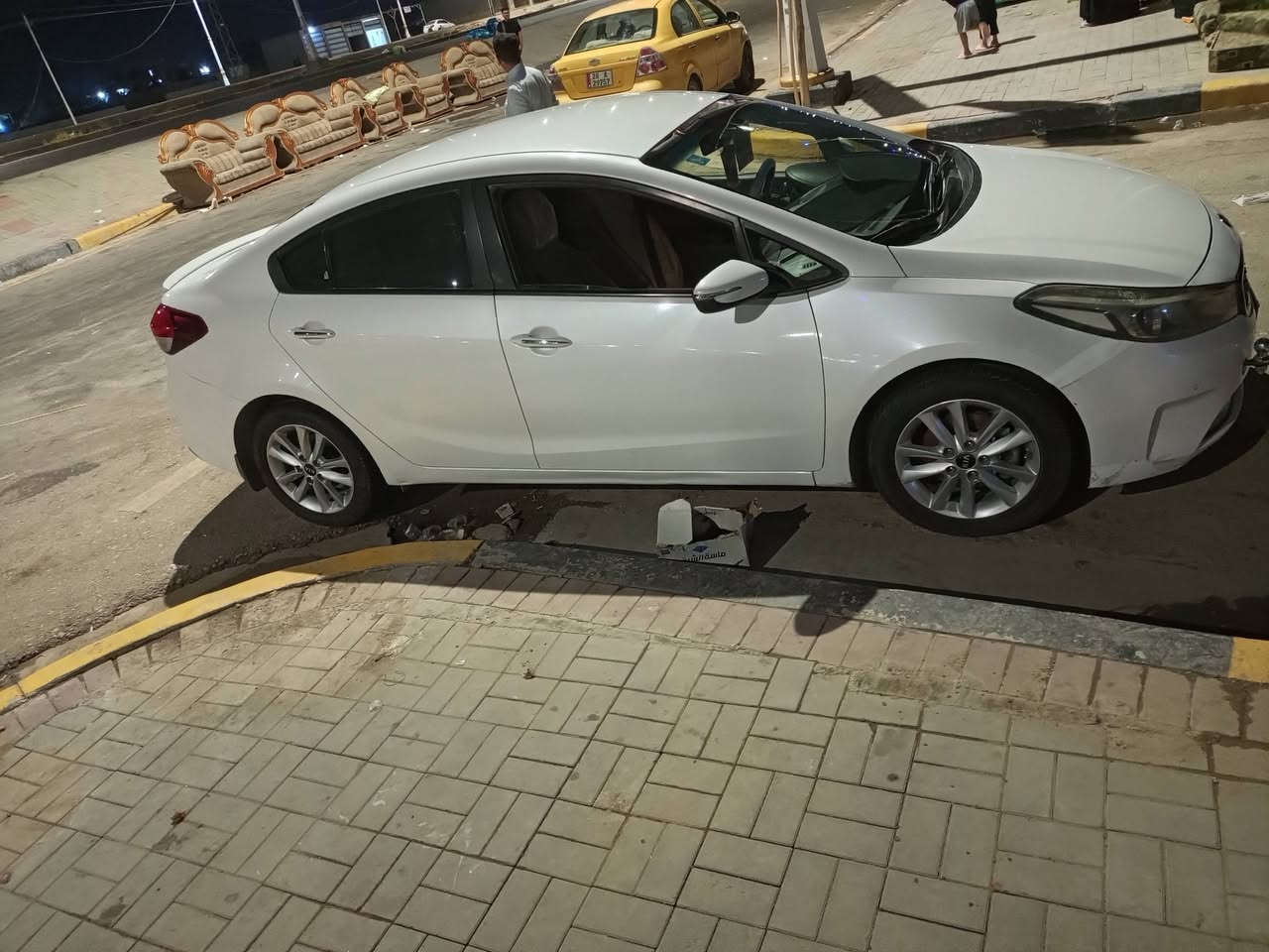 سلام عليكم سيراتو خليجي  موديل ١٨ رقم بغداد سياره جاهزه محرك كير تبريد حداديه تخم تأير بيه صبغ الجاملغ الأيسر أو تبديل قطعتين مكاني السماوه ***********
