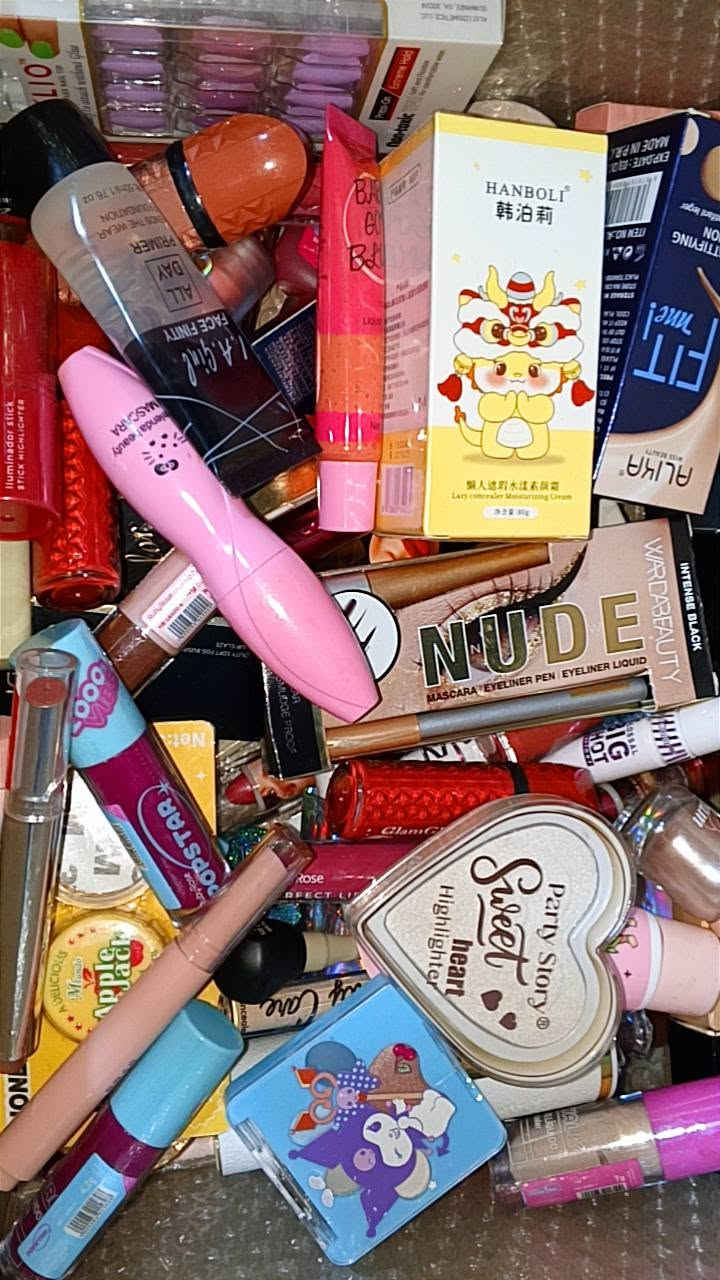 شلعت مكياج للبيع بيع مستعجل 
اكثر من 110  قطعه سعرها مناسب جداً توصيل عليه 
للحجز واتساب  ***********
