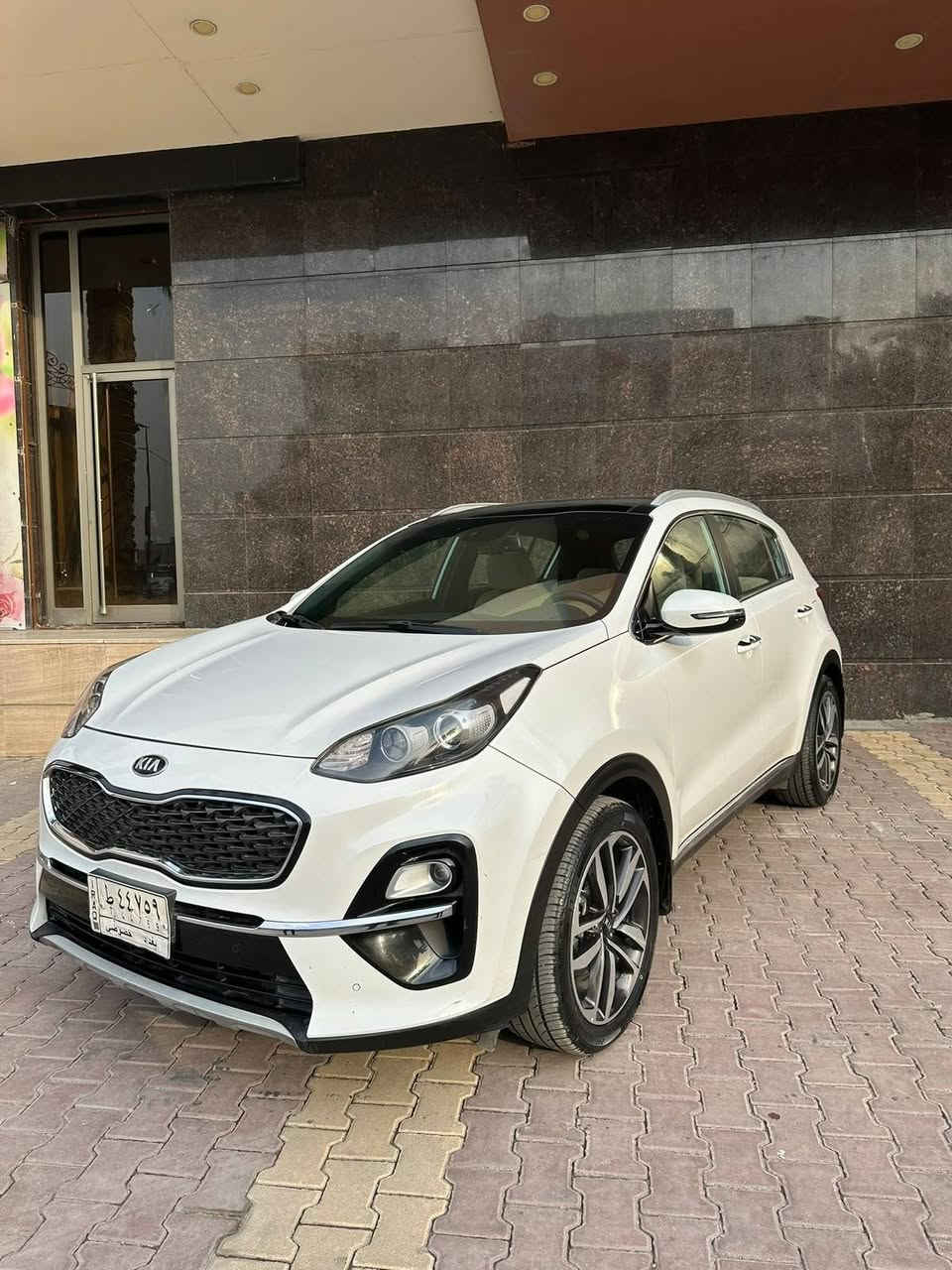 🚘 للبيع | كيا سبورتج 2019 فول مواصفات
موجوده باليرموك الاربع شوارع 
🔹 الموديل: 2019

🔹 النوع: Kia Sportage

🔹 اللون: أبيض صدفي 
لون الجام زيتوني 
🔹 السعر 19,800$ قابل للتفاوض بالمعقول.

المواصفات 
-فول مواصفات (للأخير)

✅ بانوراما

✅ بصمة تشغيل ودخول ذكي

✅ شاشة وكاميرا خلفية

✅ حساسات أمامية وخلفية

✅ مقاعد جلد

✅ مقاعد كهربائية

✅ تدفئة وتبريد للمقاعد

✅ هاند بريك إلكتروني + Auto Hold

✅ Drive Mode

✅ إنارة LED/Xenon

✅ كروز كنترول

✅ مرايا كهربائية

✅ فتحة صندوق كهربائية 
📍 السعر المطلوب:١٨.٣٠٠ دولار
📞 للاستفسار***********
السيارة نظيفة وجاهزة للفحص، والبيع للمشتري الجاد فقط. بغداد, العراق
