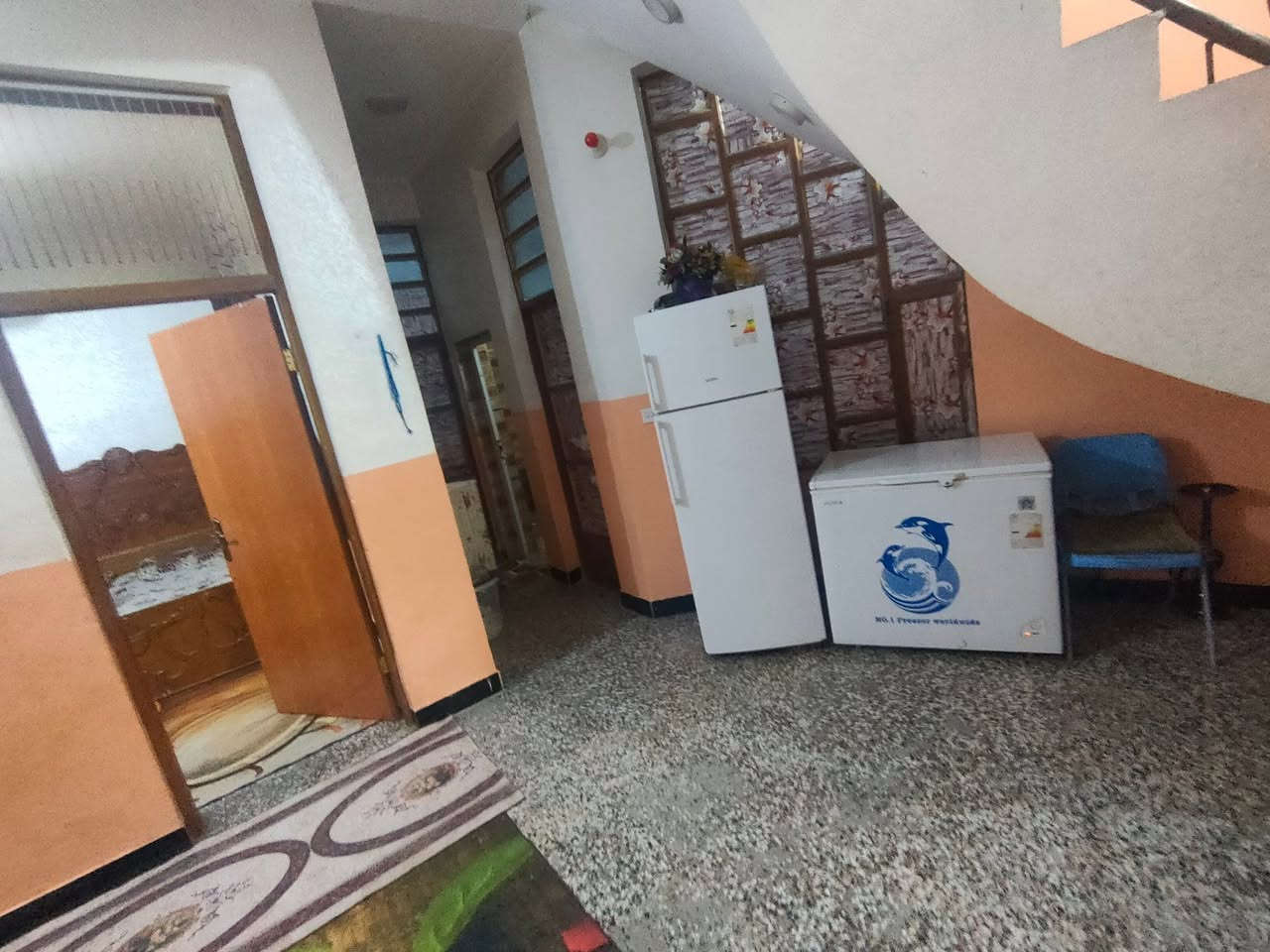 بيت للبيع مساحة 150 طابو صرف بناء حديث ويحتوي على غرف نوم 4 استقبال مطبخ صاله2 حمام مشترك3 مناور2 كراج بيت كامل ما ناقصة أي شي جسر ديالى القديم شارع المصرف دفافعه فرع الصيدلة قرب السوك والمدارس للاستفسار اتصل ***********

