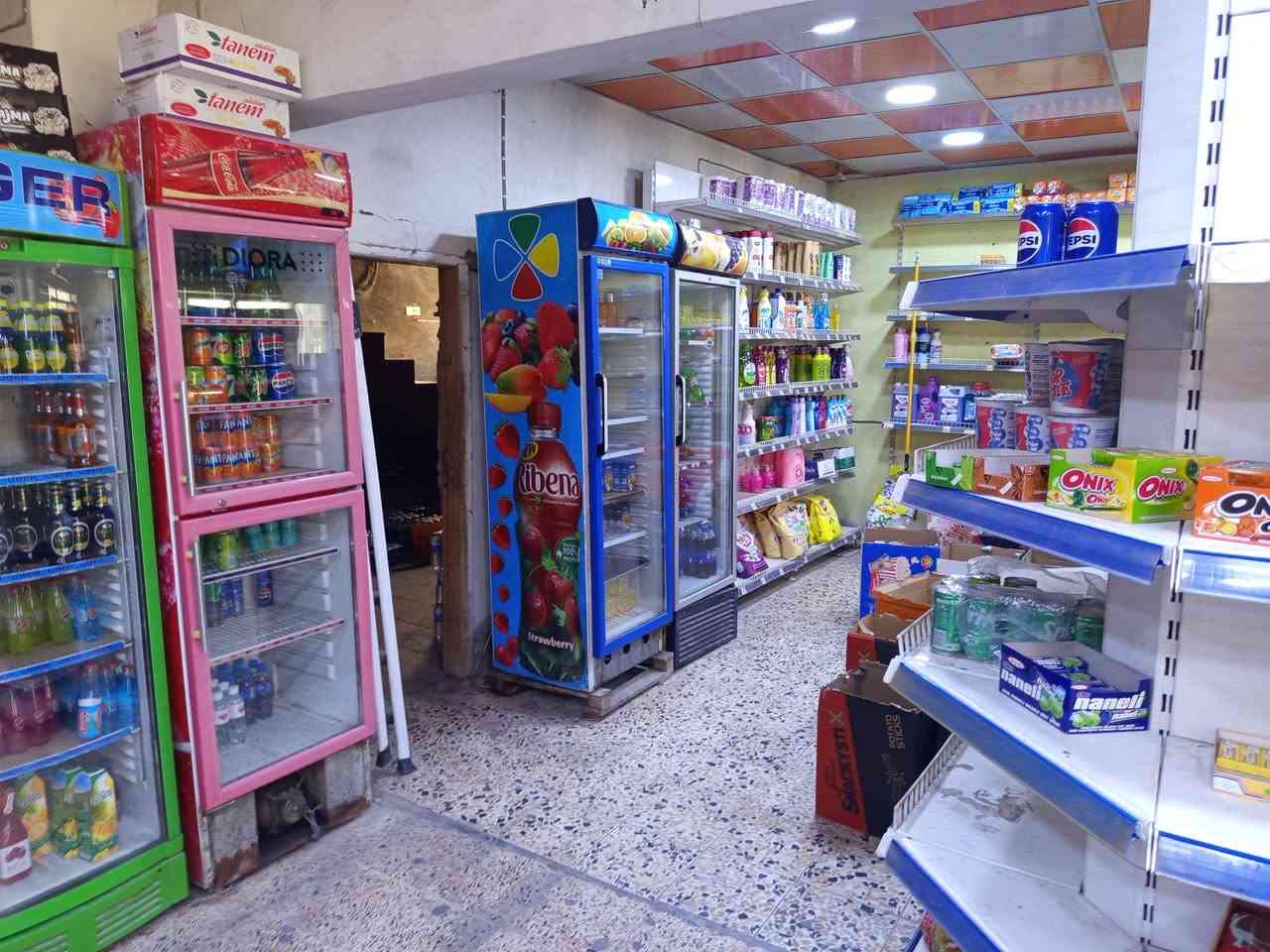فرصه استثمارية عمارة ركن 300م للبيع طابو زراعي سند 25 تحويل مباشر تتكون من أسواق وبيت ارضي 150م وشقتين مساحة كل واحده 150م مؤجرات بدخل شهري مليون وأربعمائة ألف دينار كامل الخدمات أرصفة ومجاري واناره وماء وكهرباء وتبليط وخط مولد وشارع عرضه 12م منطقة سكنية متكاملة بعقوبة بهزر حي القادسيه الفرع الرابع السعر 375مليون وقابل للتفاوض للاستفسار خاص او ***********
