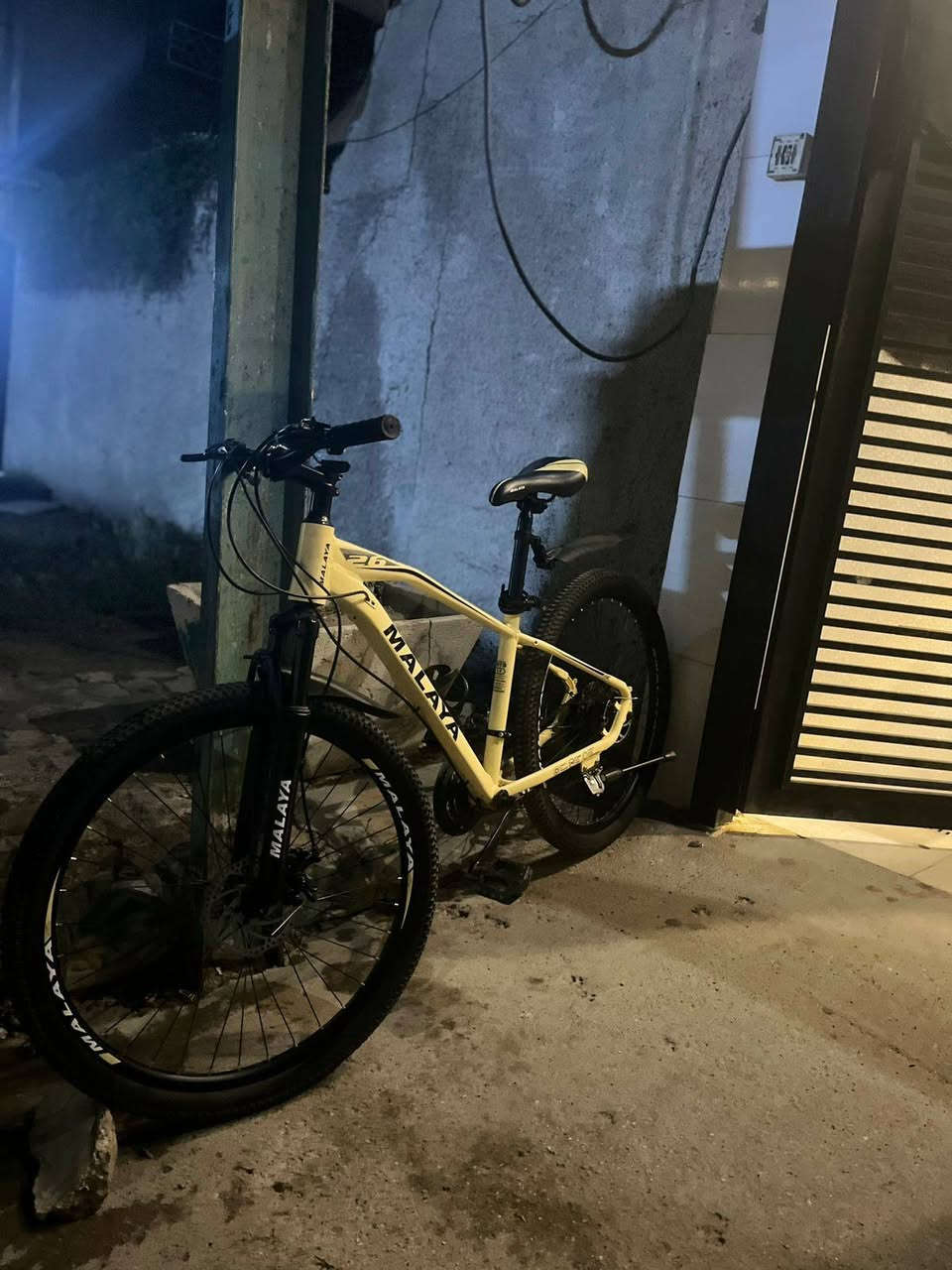 سلام عليكم دراجة جبلية (Mountain Bike نوع  MALAYA 
 إخوان باله نضيفه كلش نضافه 100/100 
معدن ألمنيوم 
كير أمامي خلفي كله كامل 
7نمر خلفي 3امامي 
اطارات هم ألمنيوم 
لون حليبي 
مكان بغداد بياع 
لتواصل ***********      إخوان هل مره سعر عليكم قيم وأخذها وخادم
