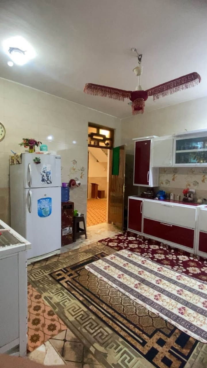 السلام عليكم بيت للبيع مساحه 250 يتكون من غرفتين نوم 4*5 ومطبخ 4*4    وصاله   واستقبال    السقف. صب كون كريت    الموقع.    يم احسينيه. جمال لزليزل   خلف بيت جاسم   الكويجو.    السعر  50 وبي مجال 
الاستفسار  ع الرقم تالي 
***********
