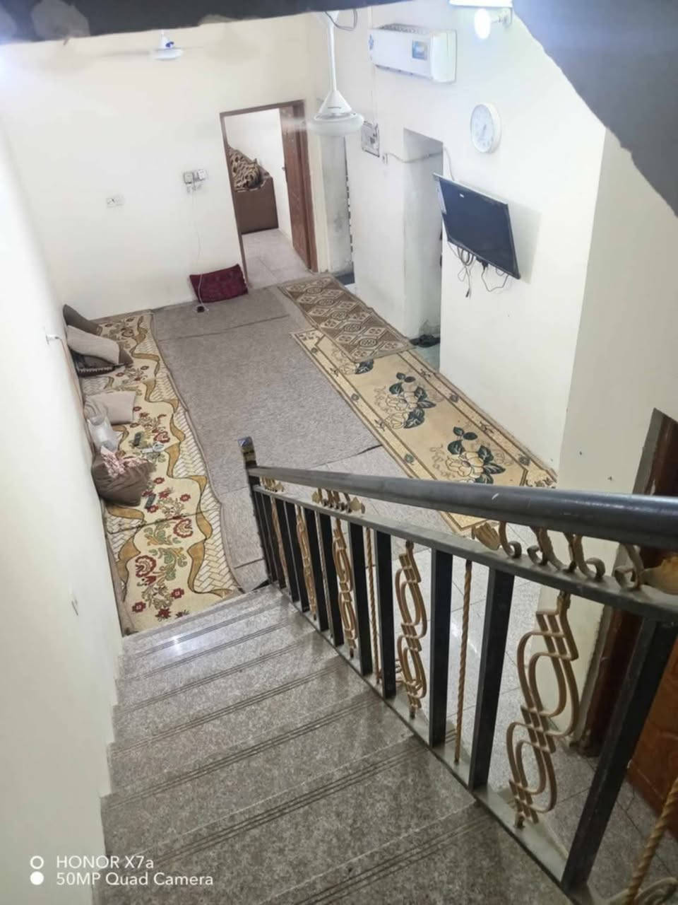 🏠 بيت للبيع او مراوس حسب الرغبة – الشموخ دور القضاة
📐 المساحة: 125م² 
📜 طابو 
🏡 طابقين

✨ الطابق الأول: غرفتين / صالة / مطبخ / صحيات 
✨ الطابق الثاني: غرفتين / صالة عدد (2) /حمام

💵 السعر 350 مليون 

📌  للاستفسار الاتصال على الرقم الظاهر في الاسفل
***********

نص مكتوب في الصور:
- HONOR X7a
- 50MP Quad Camera
- O HONOR X7a
