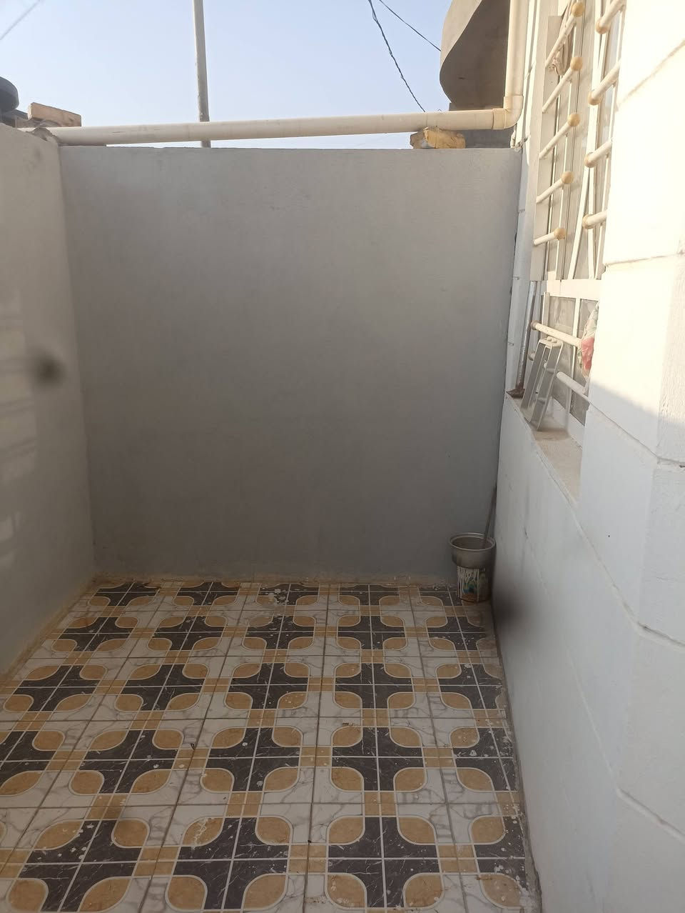 بيت مساحه 100 متر بناء حديث طابوك سنت 26 يخبل ينباع البيت مع محتويات غرفت اخشاب لحد ماطور الماي كامل البيتونه اله بابين يعني الي يحب يبني طابق ثاني عرض الشارع 8 متر يبعد عن الشارع العام 100 متر طابو زراعي سند 25 باسم صاحبت البيت حله سيف سعد ورديه مجاور مدرست دعبل الخزاعي السعر 63 اتصال ***********
