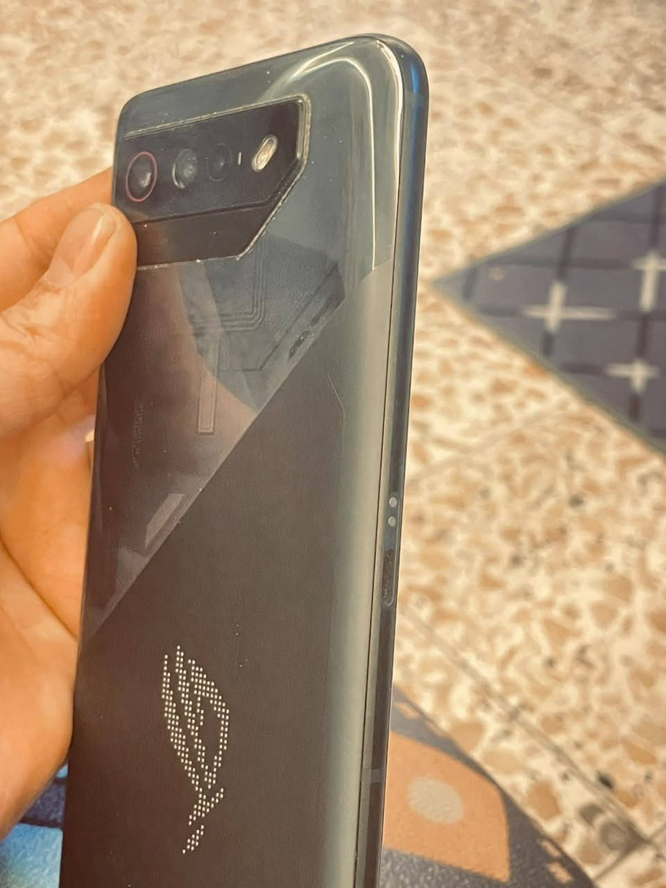 للبيع: هاتف Asus ROG Phone 7
هاتف ألعاب احترافي بقوة أداء عالية ومواصفات موجهة للجيمرز
 * المعالج: معالج ثماني النواة بسرعة تصل إلى 3.2GHz (Snapdragon 8 Gen 2)
 * الذاكرة العشوائية (RAM): 8 جيجابايت
 * سعة التخزين: 256 جيجابايت
 * الشاشة: AMOLED بمعدل تحديث 165Hz لجودة عرض وسلاسة فائقة
 * البطارية: 6000 مللي أمبير تدعم الشحن السريع
 * النظام: أندرويد 15 (Android 15)
ملاحظات:
 * الجهاز للبيع بدون ملحقات (الهاتف فقط).
 السعر 400
*********** بغداد جكوك
