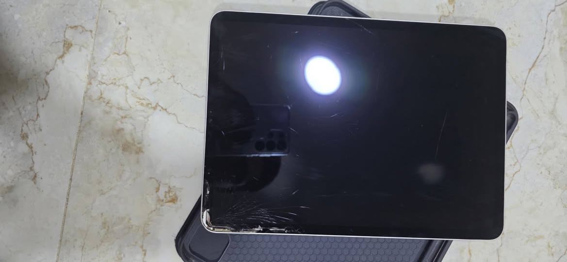 السلام عليكم ipad pro m1
جهاز نضيف مساحة 256 Gb  مشحون 1160 مرة نسبة البطارية ٨٢

مكسور بي هذا الكسر مثل ما موضح بالصورة وما ماثر ابد على اللمس 

Face ID شغال

ماكو ويا ملحقات 

سعر 400 قفل

للاستفسار  على الرقم ***********

