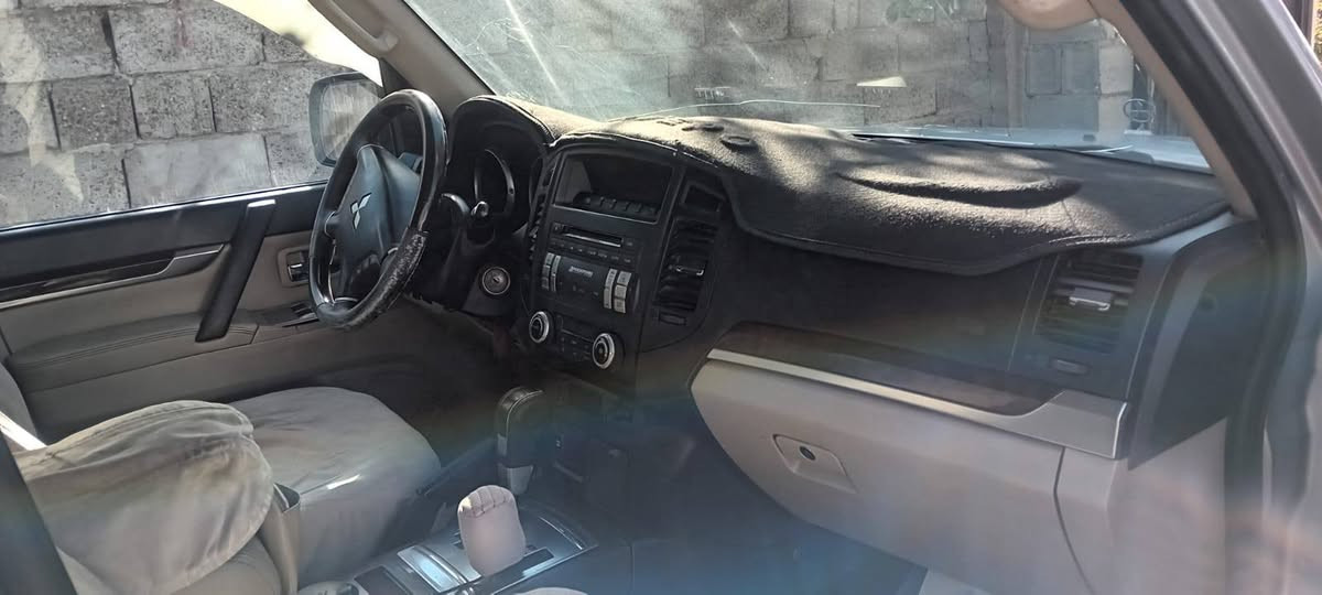 السلام عليكم عندي سياره باجيرو حنتور للبيع باجيرو موديل ٢٠١١ بيه قطعتين صبغ جاملق صفحت السايق وجاملق ورة السايق بس السيارة خير من الله تحكم ستيرن تبريد ٣ قطع المعروف حبتور  حساس خلفي السعر 112 ورقة وبيها مجال رقم التليفون*********** ابو مصطفى بغداد, العراق
