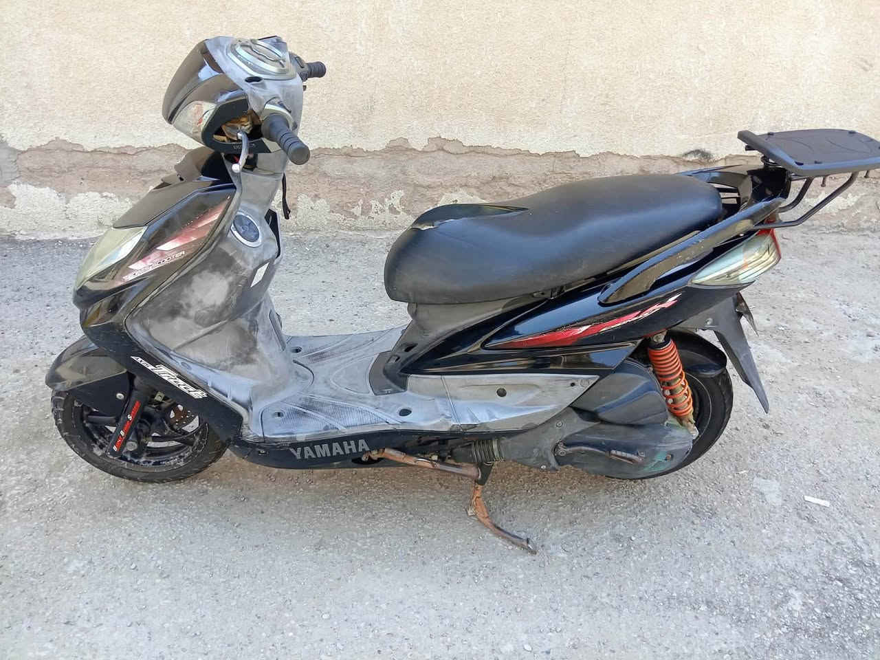 السلام عليكم شباب دراجة سكنس فحل كوري دراجة بلادية كفرات مكينه كابريتر كلها بلادية كهربائيات كلها شغالة سلف هندر كيج سرعة بانزين كله شغالة مكاني شعلة شارع 60 اتصل وتدلل واتس اب ‭***********‬

