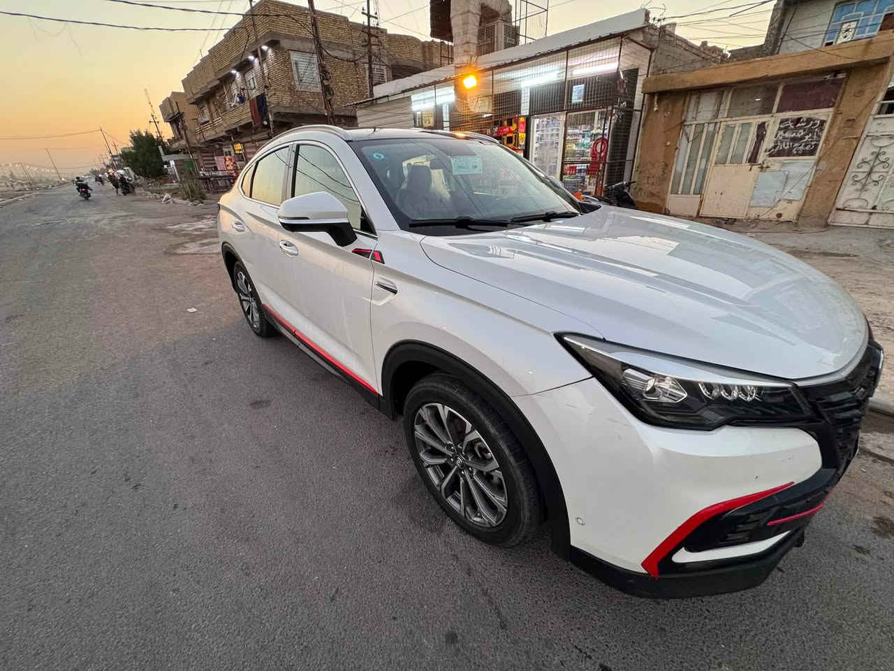 شانجان CS85 موديل 2022 – فل كامل (أعلى فئة)
محرك 2.0 تيربو 4 سلندر بقوة 233 حصان / 360 نيوتن متر، جير 8 سرعات دفع أمامي.

ماشية ٤٧  ألف كم، بانزين عادي.

أنماط قيادة (عادي – اقتصادي – رياضي – ثلوج).

مواصفات أمان متكاملة:

ABS، توزيع إلكتروني للفرامل، ثبات، مساعد صعود ونزول، وسائد هوائية أمامية وجانبية، رادار، تحذير تصادم أمامي، مكابح طوارئ أوتوماتيكية، كشف نقطة عمياء، تحذير خروج عن المسار، TPMS.

مواصفات راحة وتقنيات:

كاميرا 360 + اصطفاف ذاتي وريموت، حساسات أمامية وخلفية، مثبت سرعة متكيف، تشغيل بصمة وعن بعد، صندوق كهرباء، سقف بانوراما، شاشة عدادات 10.25 إنش، شاشة وسطية 12.3 إنش، عرض شاشة الجوال، 8 سماعات.

مقاعد جلد كهرباء مع ذاكرة للسائق وتدفئة وتبريد، مرايات كهرباء مع تسخين، حساس مطر، إضاءة LED، رنقات 19 إنش.

معدل صرفية 14.1 كم/لتر.

 السعر ١٦٤ وبيه مجال بيع او مرواس 

📍 المكان: بغداد
 ***********
