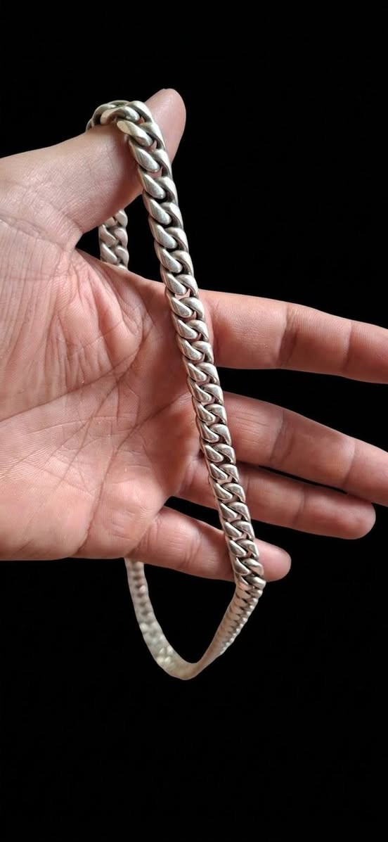 زنجيل ايطالي كارتير نادر الوزن 174 غرام ثقيل الغرام عله 3500 سعر 609 الف *********** .مكاني مدينة الصدر
