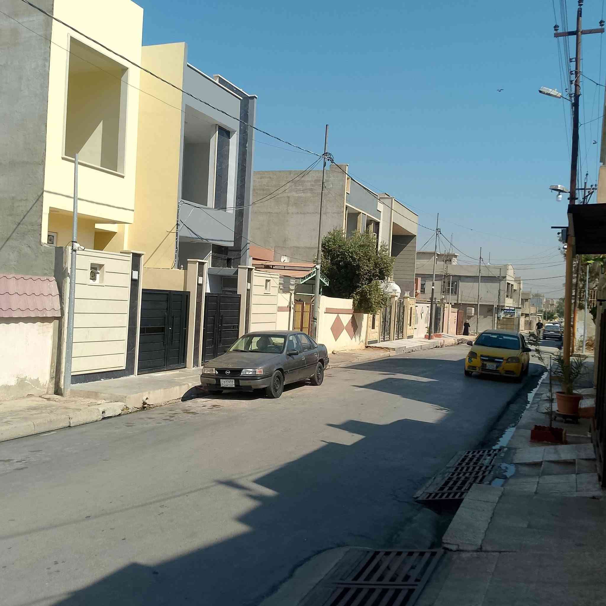 دار للبيع بحساب ارض بيت شرقي ٤غرف+حديقة/ الميثاق دور المعلمين مقابل حي الوليد فرع مسجد القادر المساحة ٢٠٠ متر سند طابو /السعر ١٢٥م/***********
