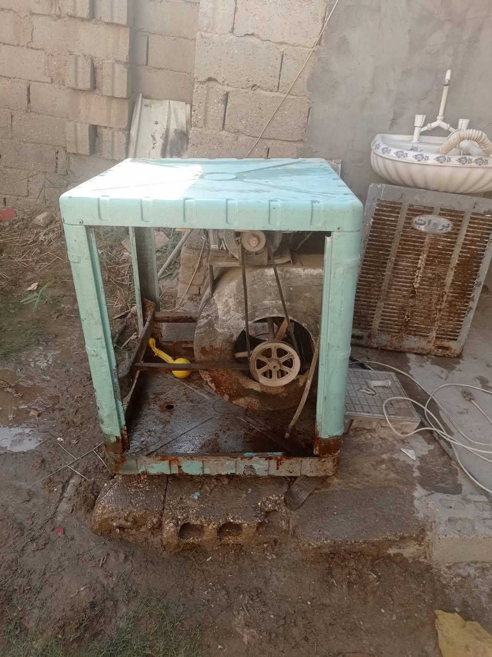 مبرد للبيع  نضيفه   سعرها 50بيها مجال مكاني حله شارع 60 مابيها خياس بس صبغها رايح 
***********
