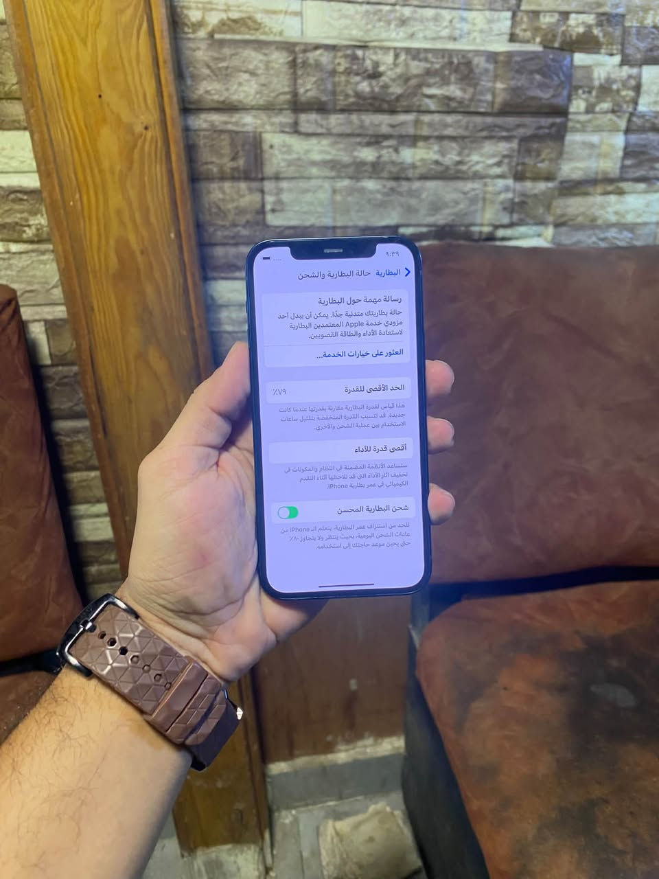 ايفون ١٢ عادي
ذاكرة ٦٤ 
بطارية ٧٩
جهاز وتر مامفتوح 
السعر ٢٧٥ 
مكاني نجف 
‏***********

نص مكتوب في الصور:
- ٩:٣٩
- البطارية حالة البطارية والشحن
- رسالة مهمة حول البطارية
- حالة بطاريتك متدنية جداً. يمكن أن يبدل أحد
- مزودي خدمة Apple المعمدين البطارية
- لاستعادة الأداء والطاقة القصويين.
- العثور على خيارات الخدمة...
- الحد الأقصى للقدرة
- ٧٩٪
- هذا قياس لقدرة البطارية مقارنة بقدرتها عندما كانت
- جديدة. قد تتسبب القدرة المنخفضة بتقليل ساعات
- الاستخدام بين عملية الشحن والأخرى.
- أقصى قدرة للأداء
- ستساعد الأنظمة المضمنة في النظام والمكونات في
- تخفيف آثار الأداء التي قد تلاحظها أثناء التقدم
- الكيميائي في عمر بطارية iPhone.
- شحن البطارية المحسن
- للحد من استنزاف عمر البطارية، يتعلم الـ iPhone من
- عادات الشحن اليومية، بحيث ينتظر ولا يتجاوز ٨٠٪
- حتى يحين موعد حاجتك إلى استخدامه.