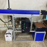 مكينة co2 galvo تتستخدم للنقش السريع على الخشب والبلاستك والجلد والزجا...