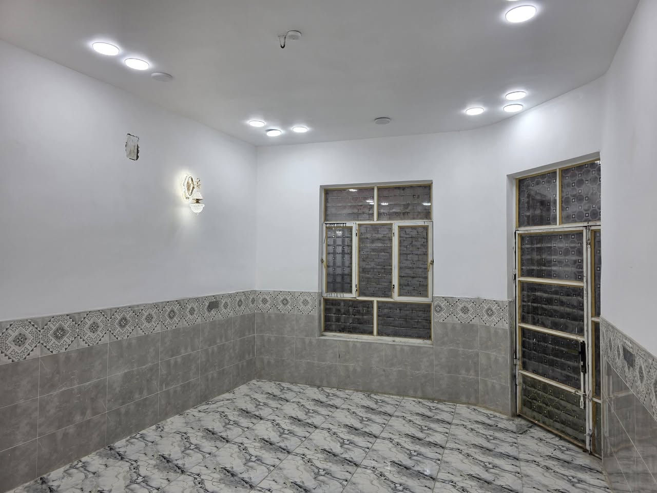 بيت للبيع مساحه مربع ١٦٠م ركن كوت حي الحكيم شارع الوائلية على الشارع  صب يبعد عن الشارع العام ١٥٠م تفاصيل بناء طابوق يحتوي على غرفتين وصاله ومطبخ واستقبال وكراج وحديقه السعر ٧٠ مليون وقابل للتفاوض للاستفسار والاتصال مراجعه مكتب دلاليه احمد السعيدي عنوان المكتب قرب حسينيه بيت خليفه الاتصال *********** ***********
