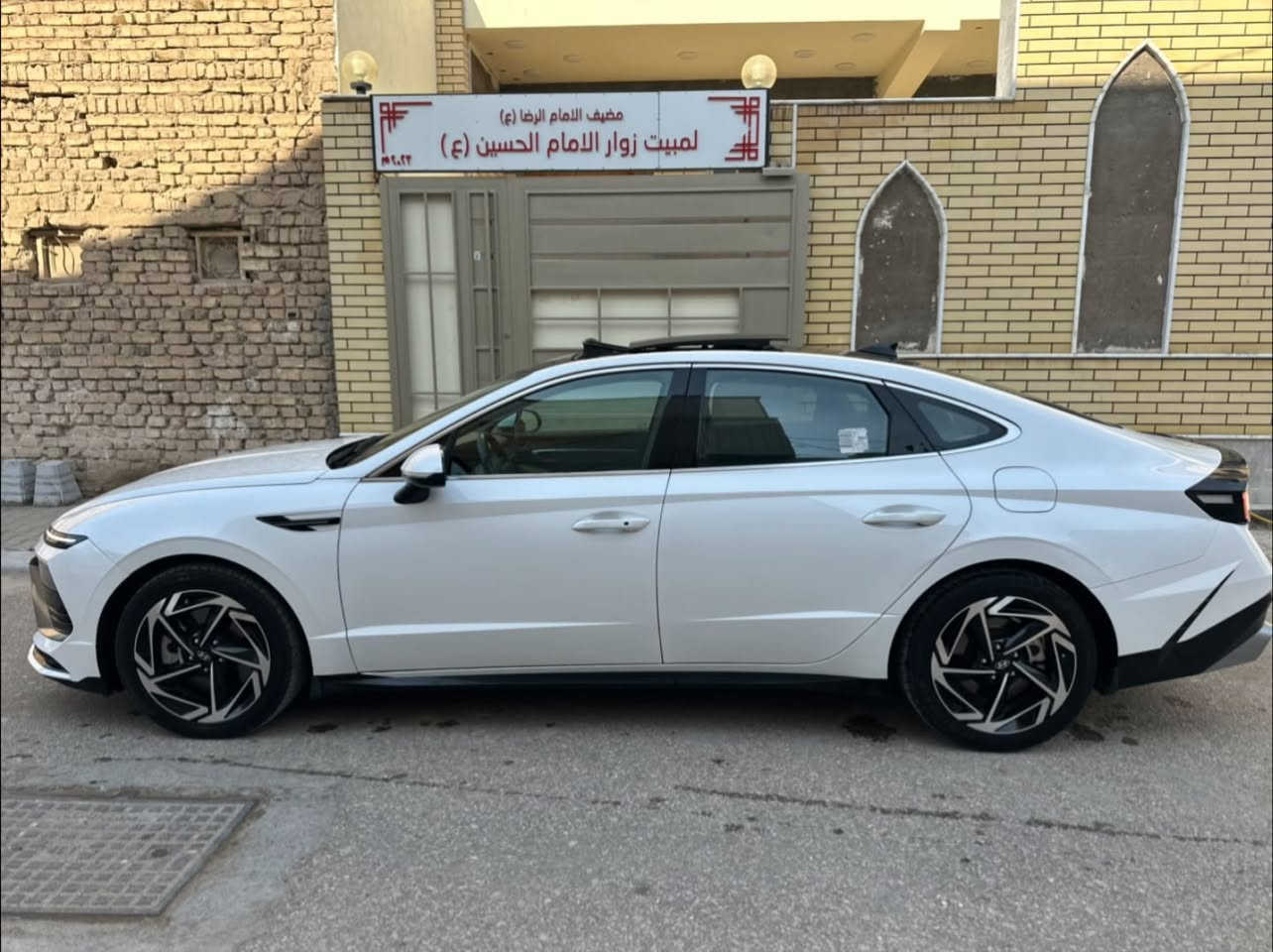 السلام عليكم للبيع هونداي سوناتا موديل 2024 خليجي محرك 2500 گير تعليگ 8 نمر فول مواصفات للأخير رقم اربيل بإسم شركة  بيها ملاحظة فقط بارد بسيط  مصلح bdr ما مبين  موضحة في الصور   السعر ب218 مع  مجال بسيط
 للإستفسار *********** مكاني بالنجف
