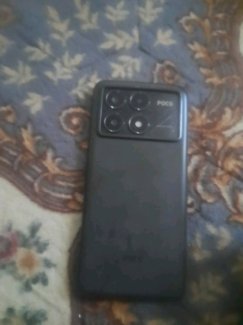 سلام عليكم عندي هاذ بوكو اكس 6برو ذاكرة 512 بوبجي 120فريم كل اللعاب 120فريم بس طلع بي خط ضعيف صالة يكمكن3ايام والخط ضل نفسة نفسة ما كبر خط ابيض ضعيف ما مئثر عل شاشة لا علا لمس لا علا بوبجي لا علا تيك اريدة ب225وبي مجال بصيط حك الجية طبعن الشاشة مابيه شخط 