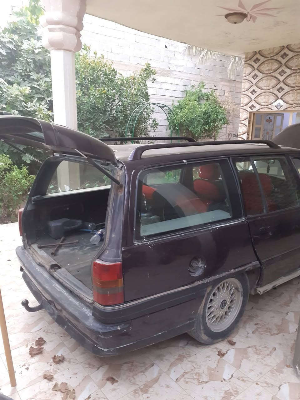 سلام عليكم اوبل اوميكا ستيشن بأسمي رقم انكليزي سنويه 31  صدر جديد أمامي وخلفي محرك خير من الله لاتنقيص ولا تبخير سياره نضيفه موديل 91 احلى من الصور للامانه تجي وشوف بعينك كهرباء شغاله حته خياس مابيهه السعر 20 وبيه مجال قليل
***********

