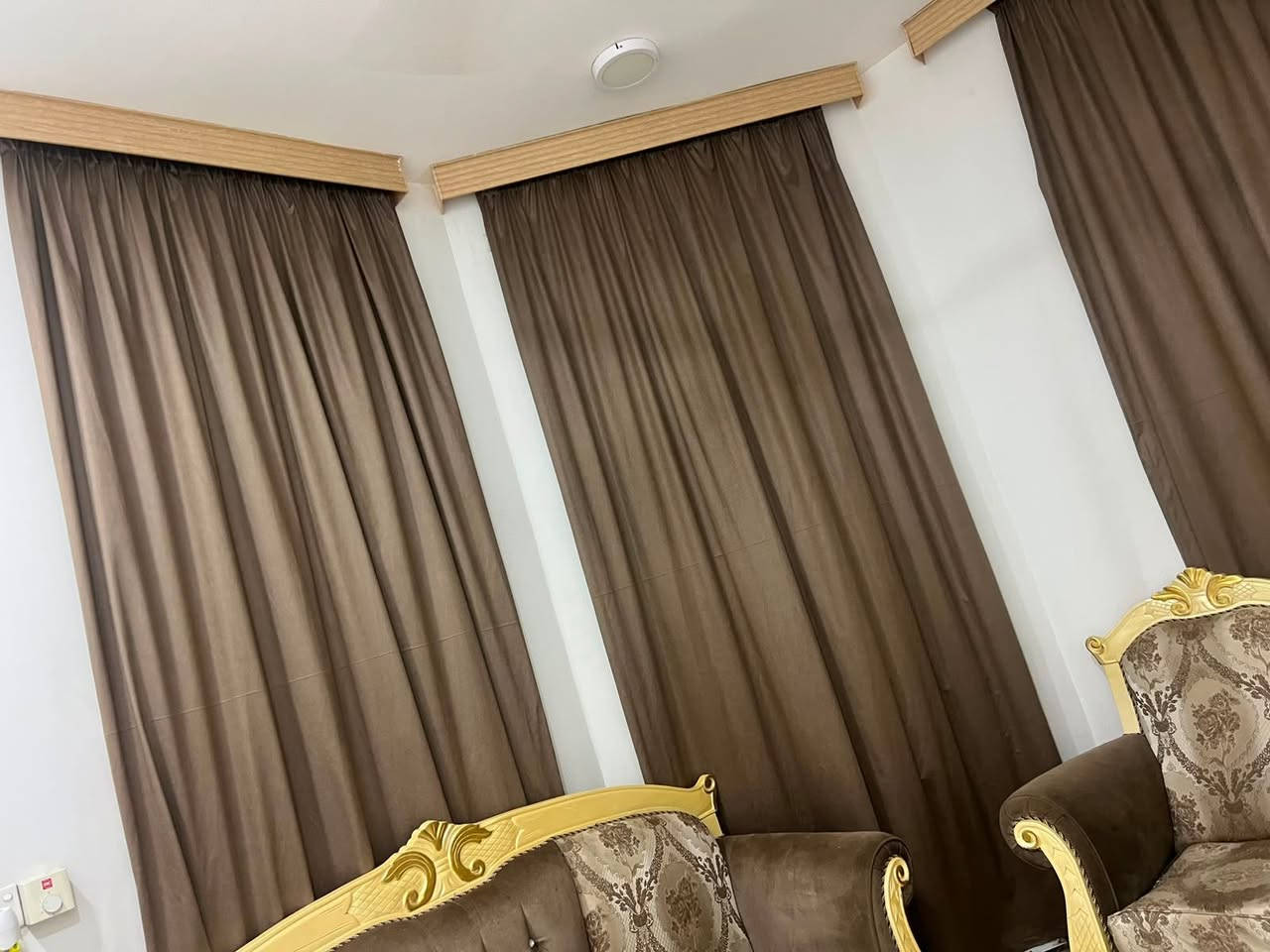 السلام عليكم 
للبيع بيت في حي الصحة قرب مشروع الماي قرب الكورنيش مساحة ٨٠متر 
الواجھة ٥متر 
للتواصل ***********
