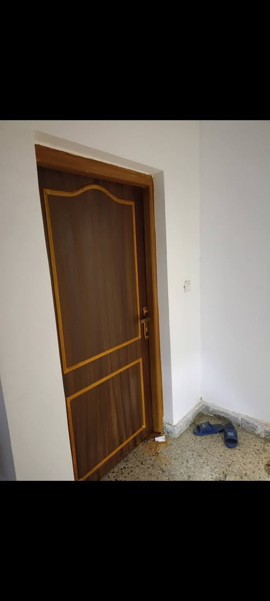 السلام عليكم ورحمة
ابواب مستخدمة نضيفة حيل 
معى كيلون جديد ثقيل وصبغ الجراجيب وتلميع بصورة صحيحة 
للاستفسار وتواصل معمل ونجارة حاتم العكيلي الأثاث ***********
